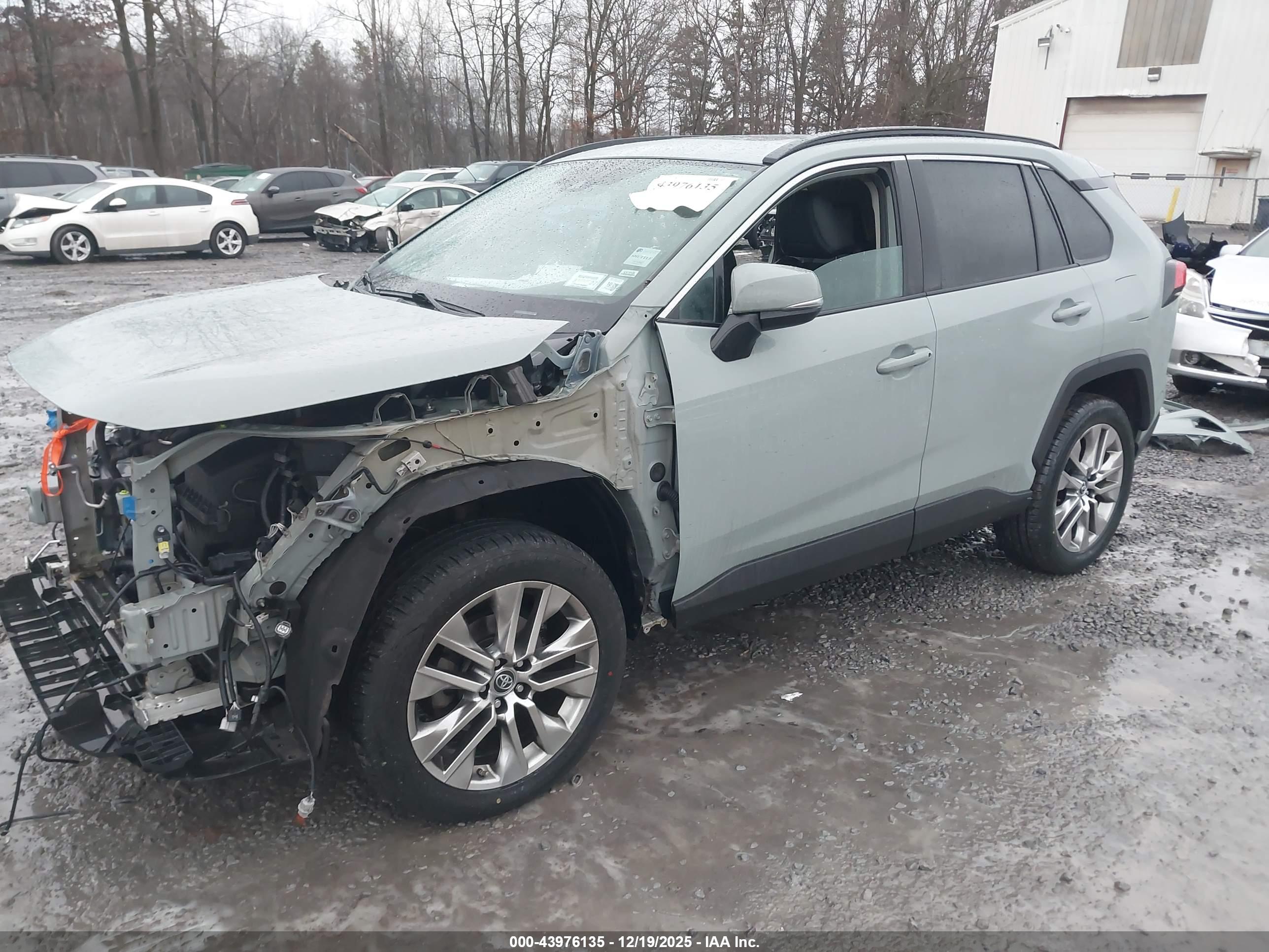 TOYOTA RAV4 image 2