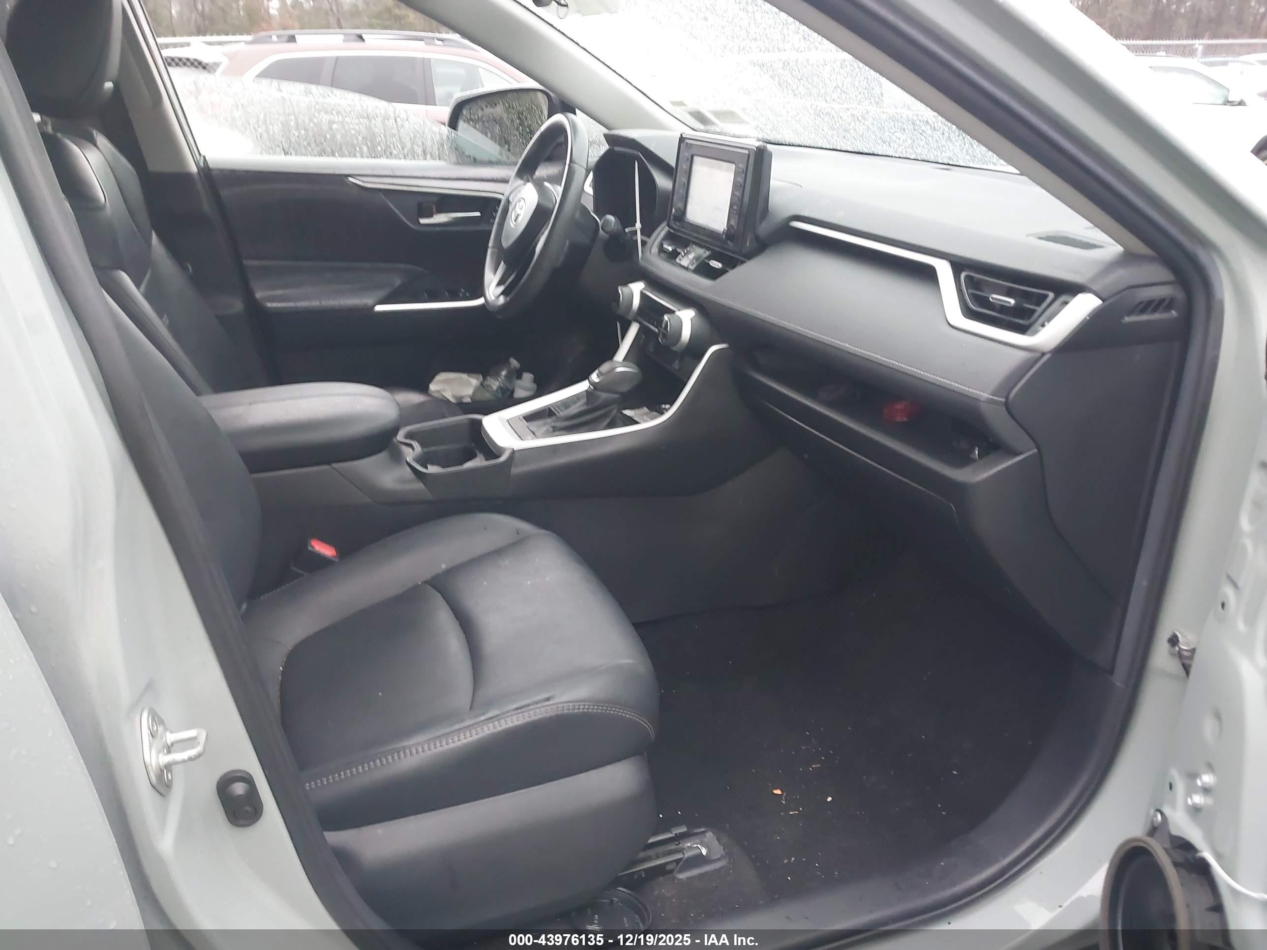 TOYOTA RAV4 image 5