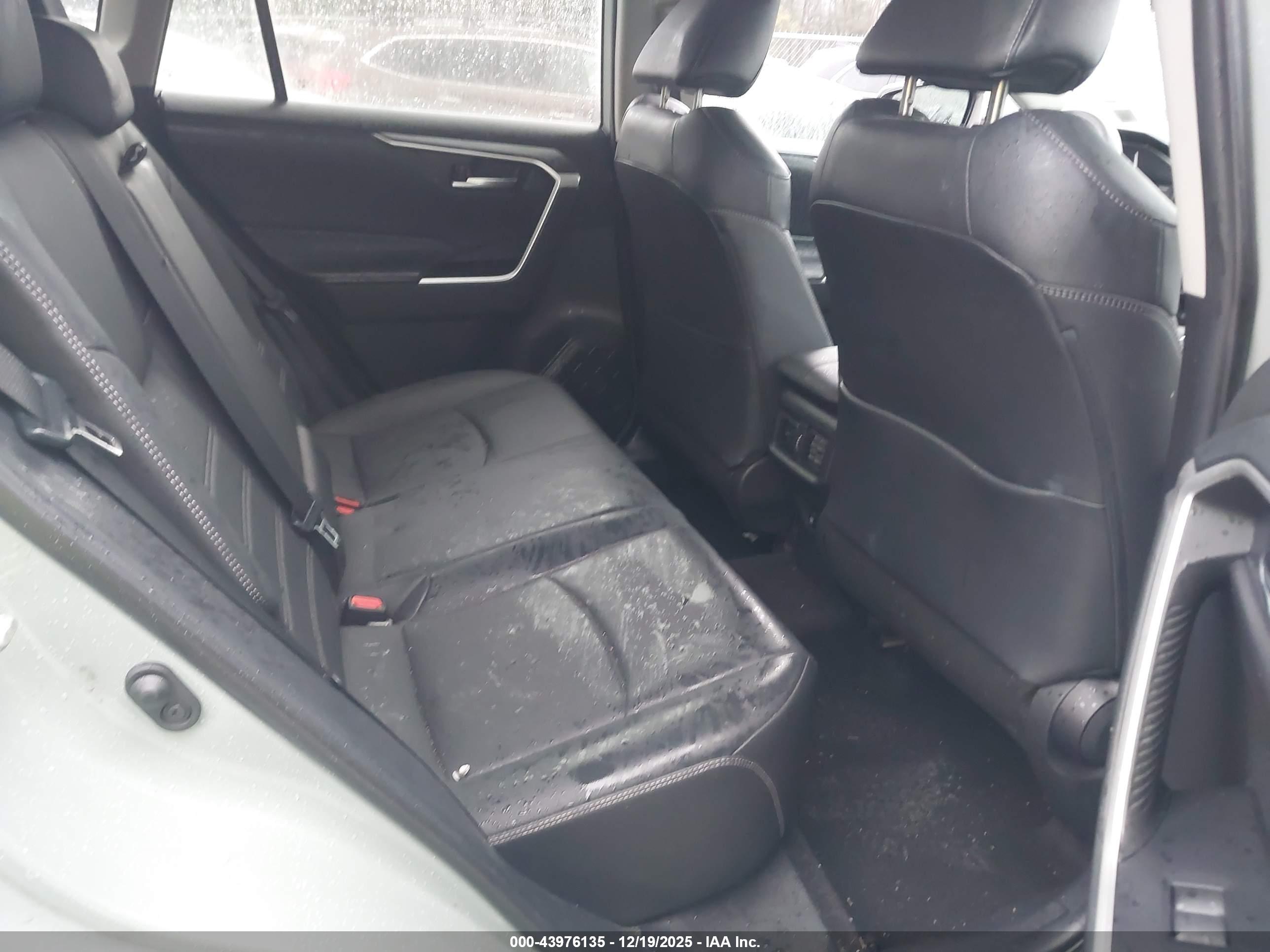 TOYOTA RAV4 image 8