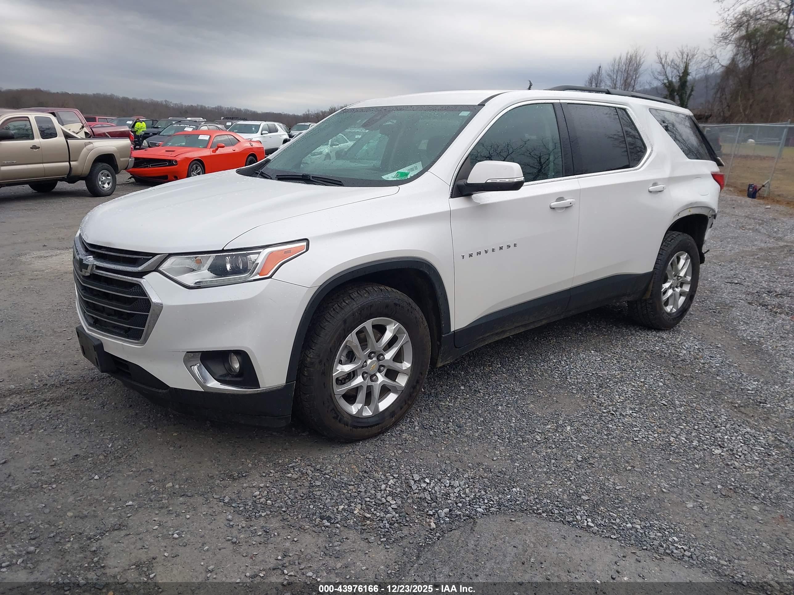 CHEVROLET TRAVERSE image 2