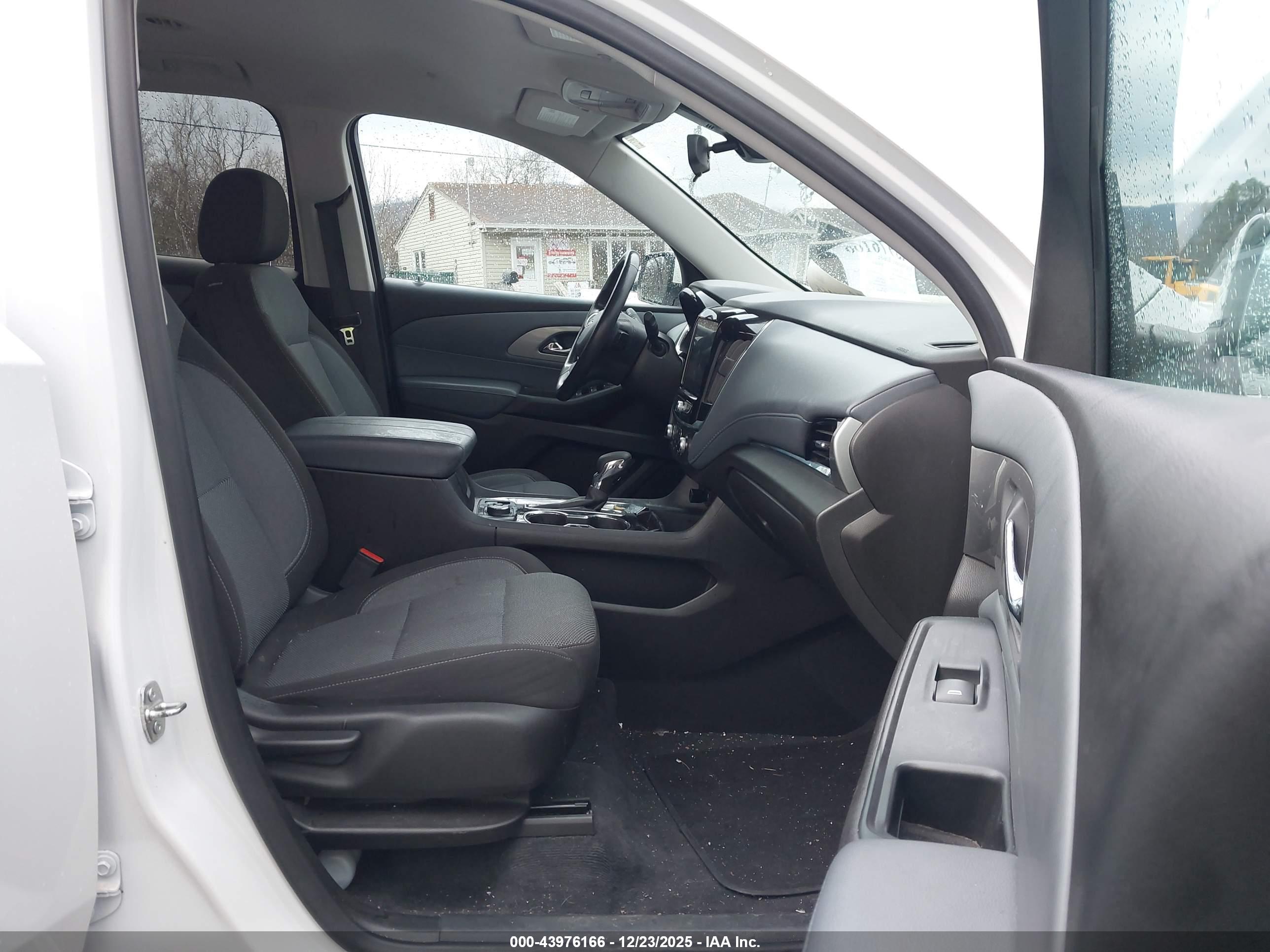 CHEVROLET TRAVERSE image 5