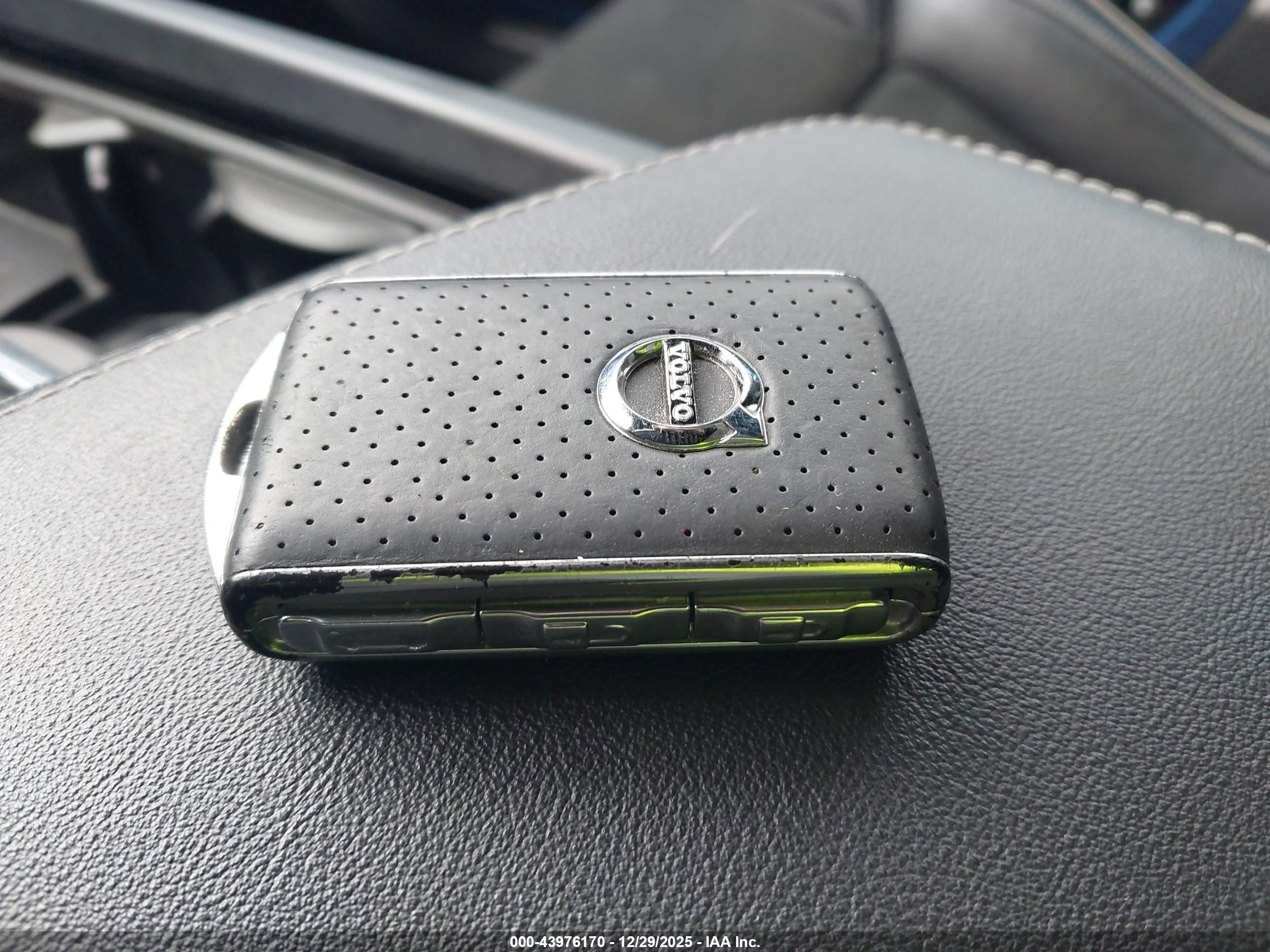 VOLVO XC60 image 11