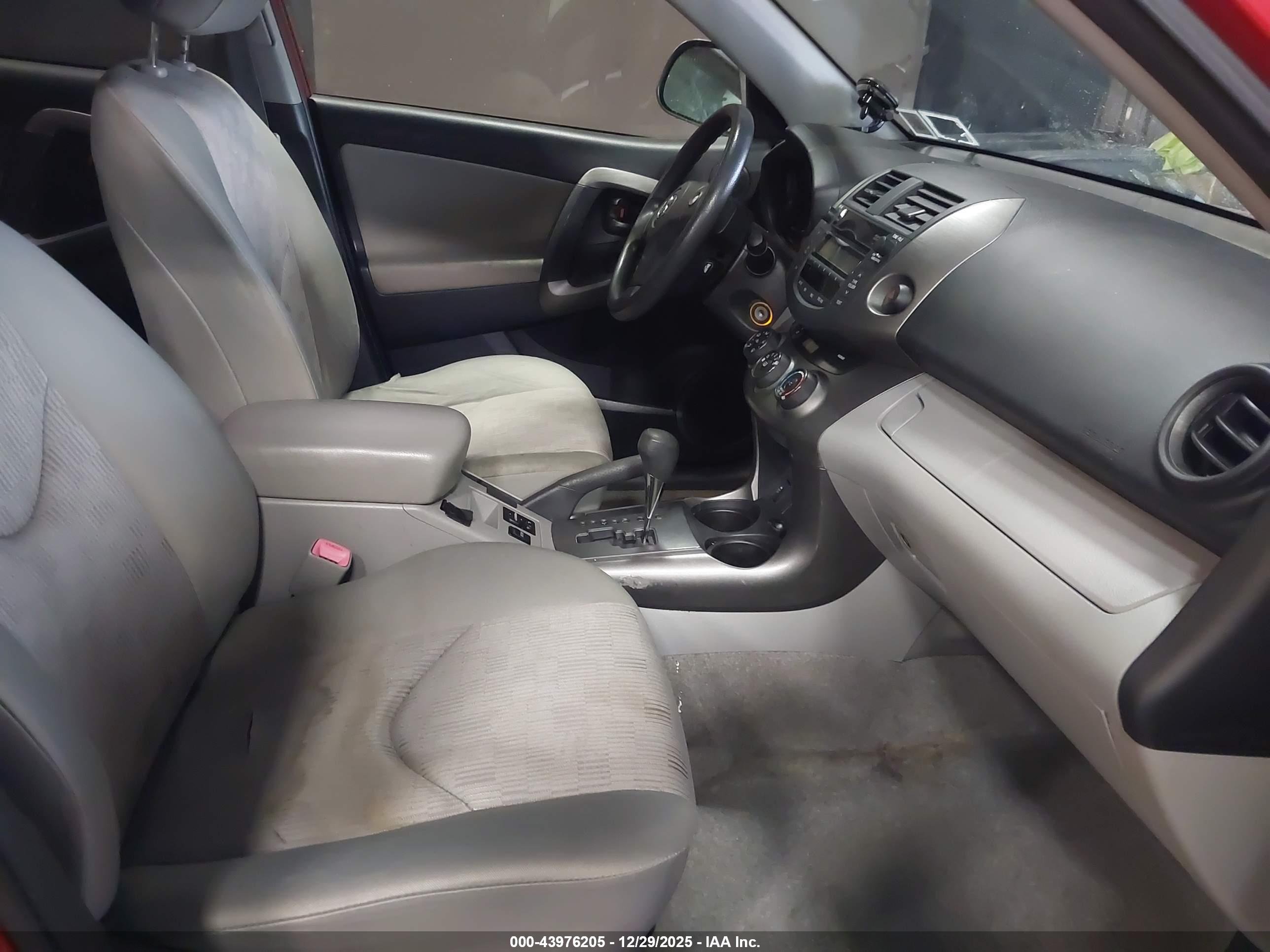 TOYOTA RAV4 image 5