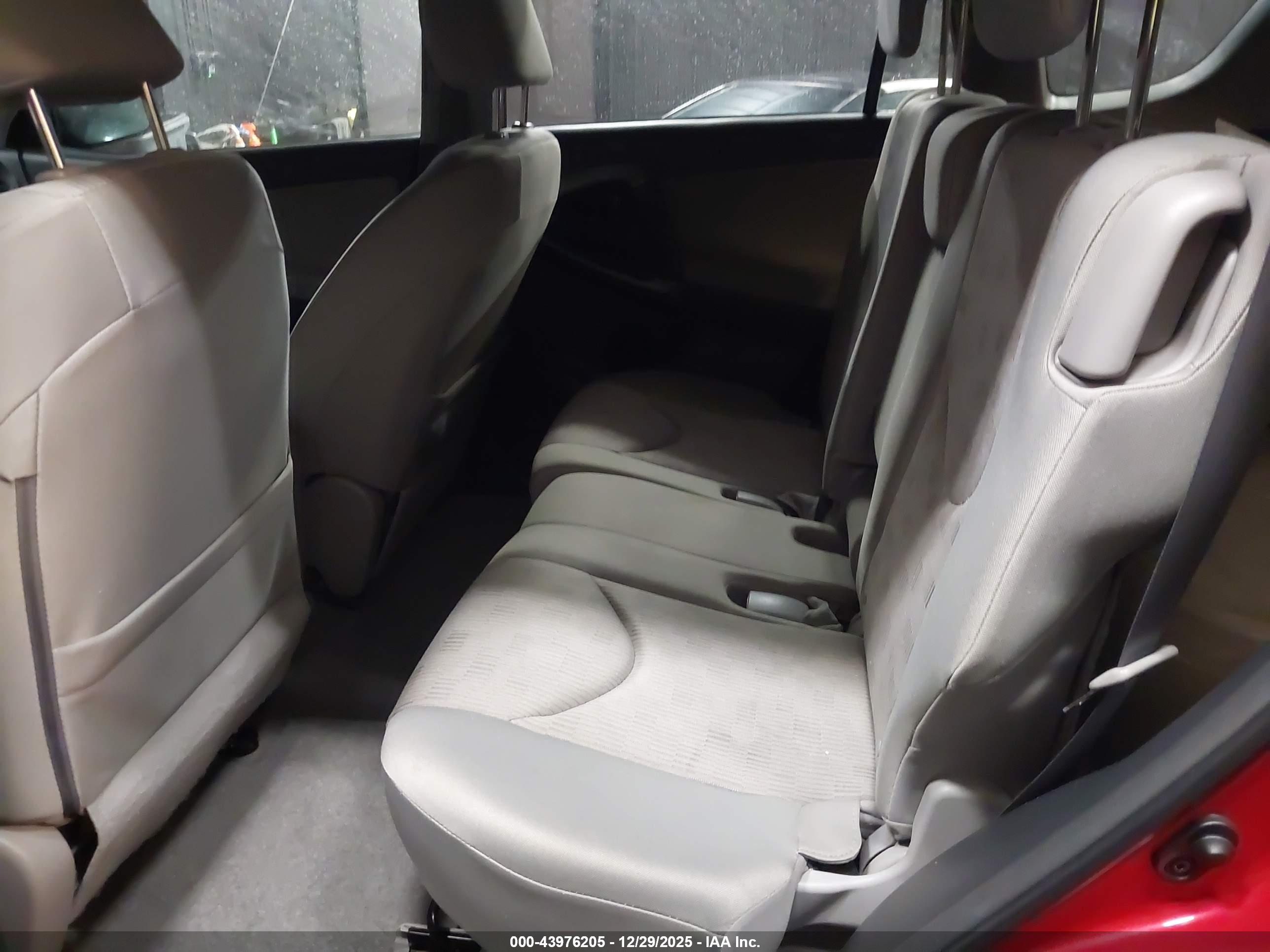 TOYOTA RAV4 image 8