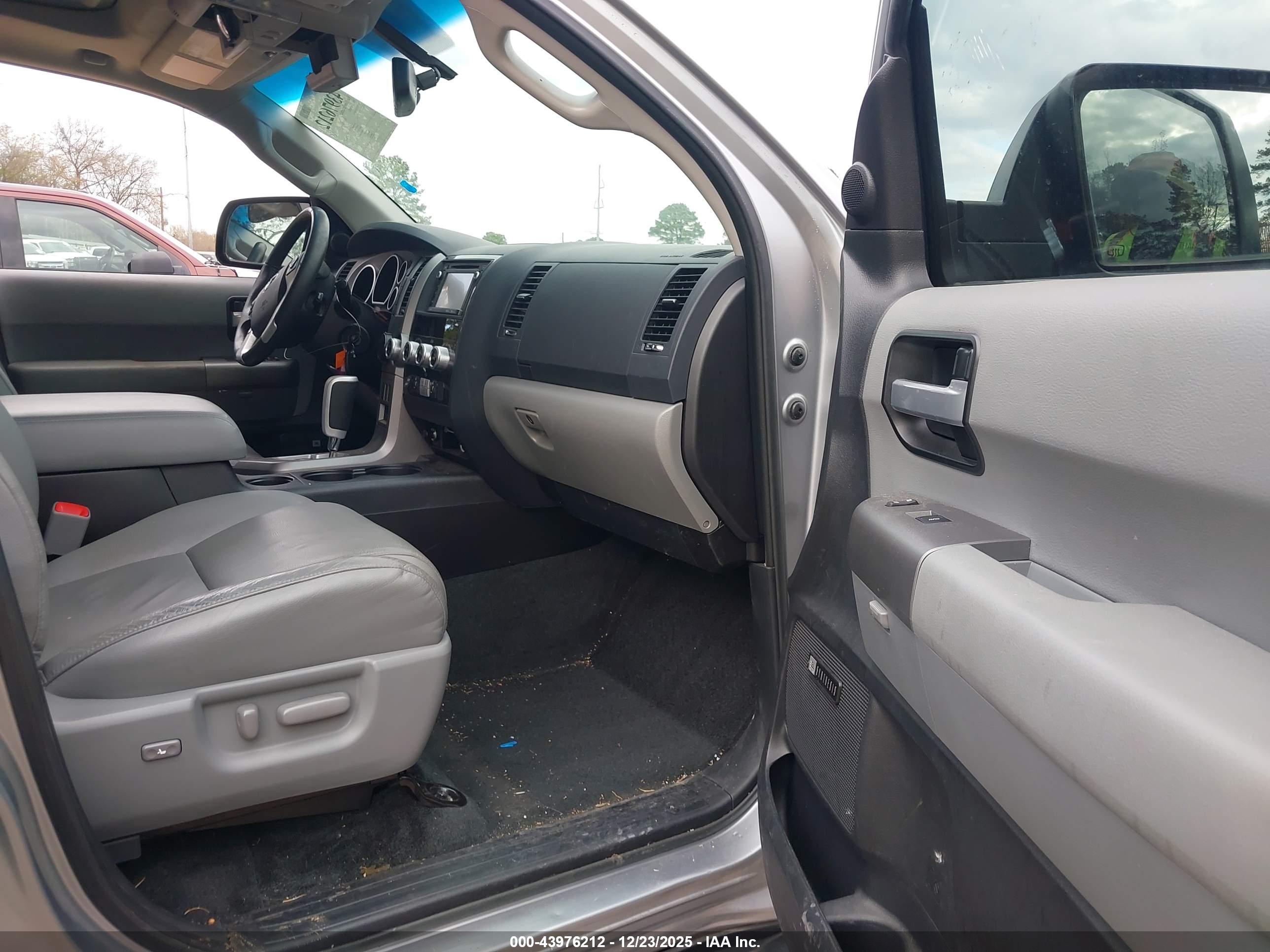 TOYOTA SEQUOIA image 5