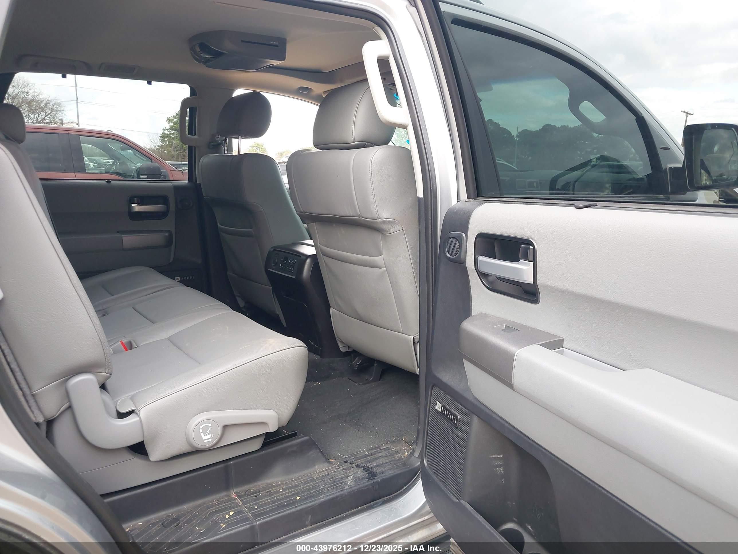 TOYOTA SEQUOIA image 8