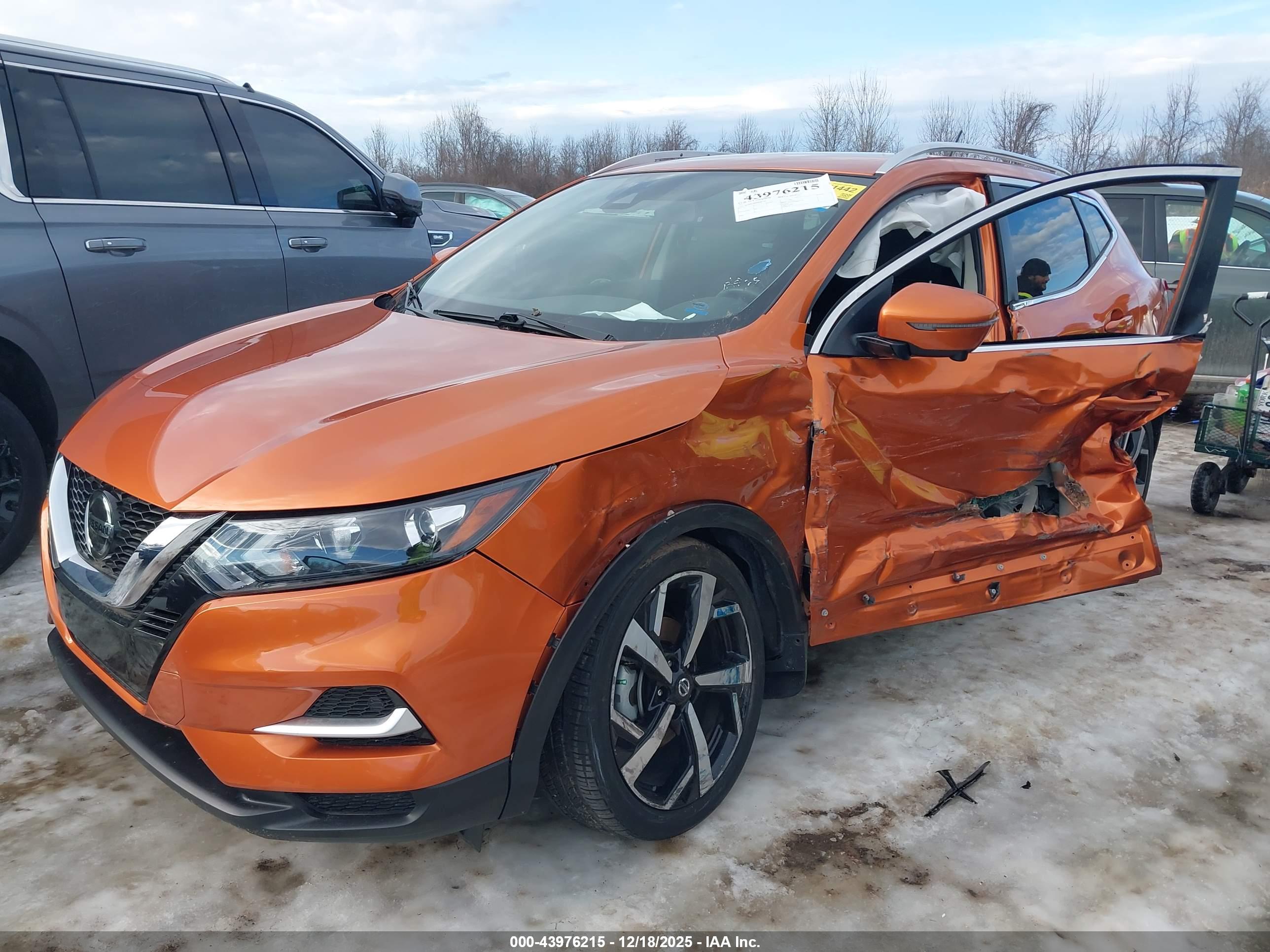 NISSAN ROGUE image 2