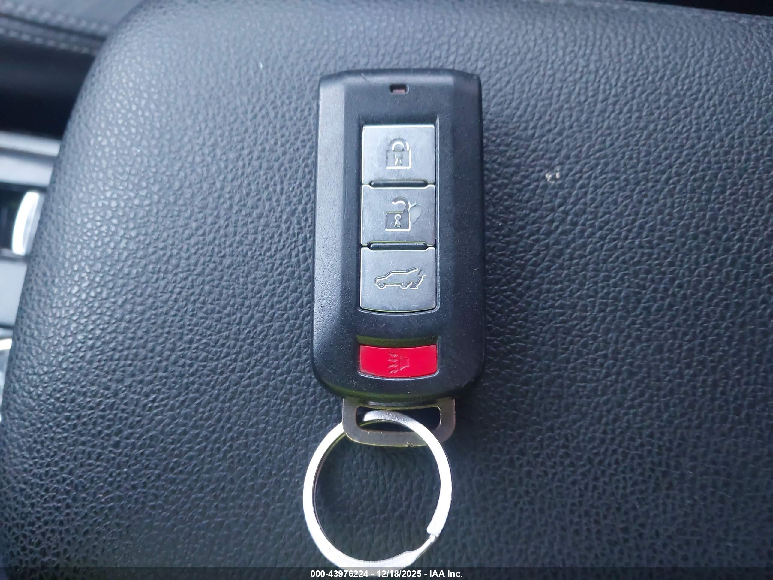 MITSUBISHI OUTLANDER image 11
