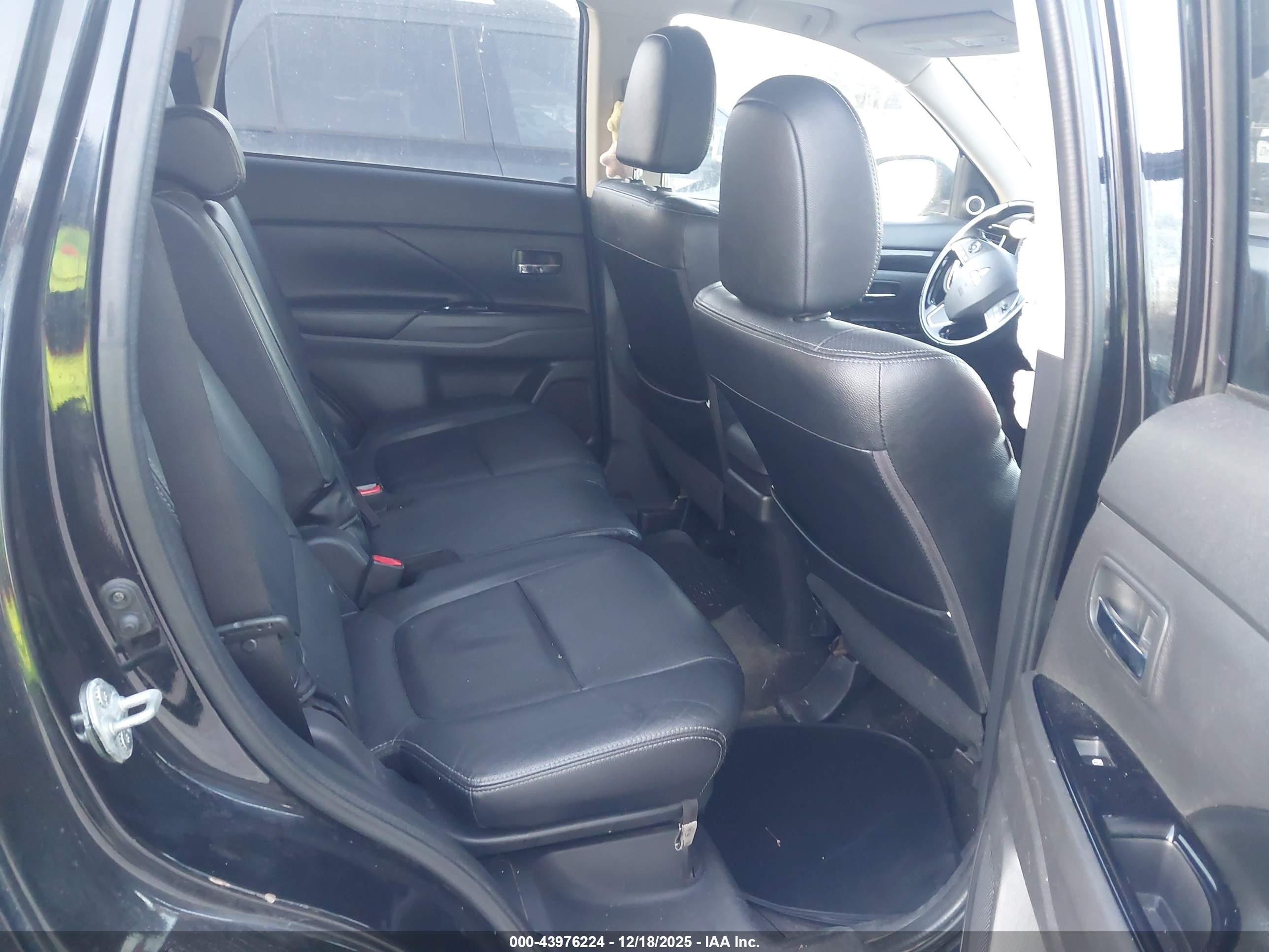 MITSUBISHI OUTLANDER image 8