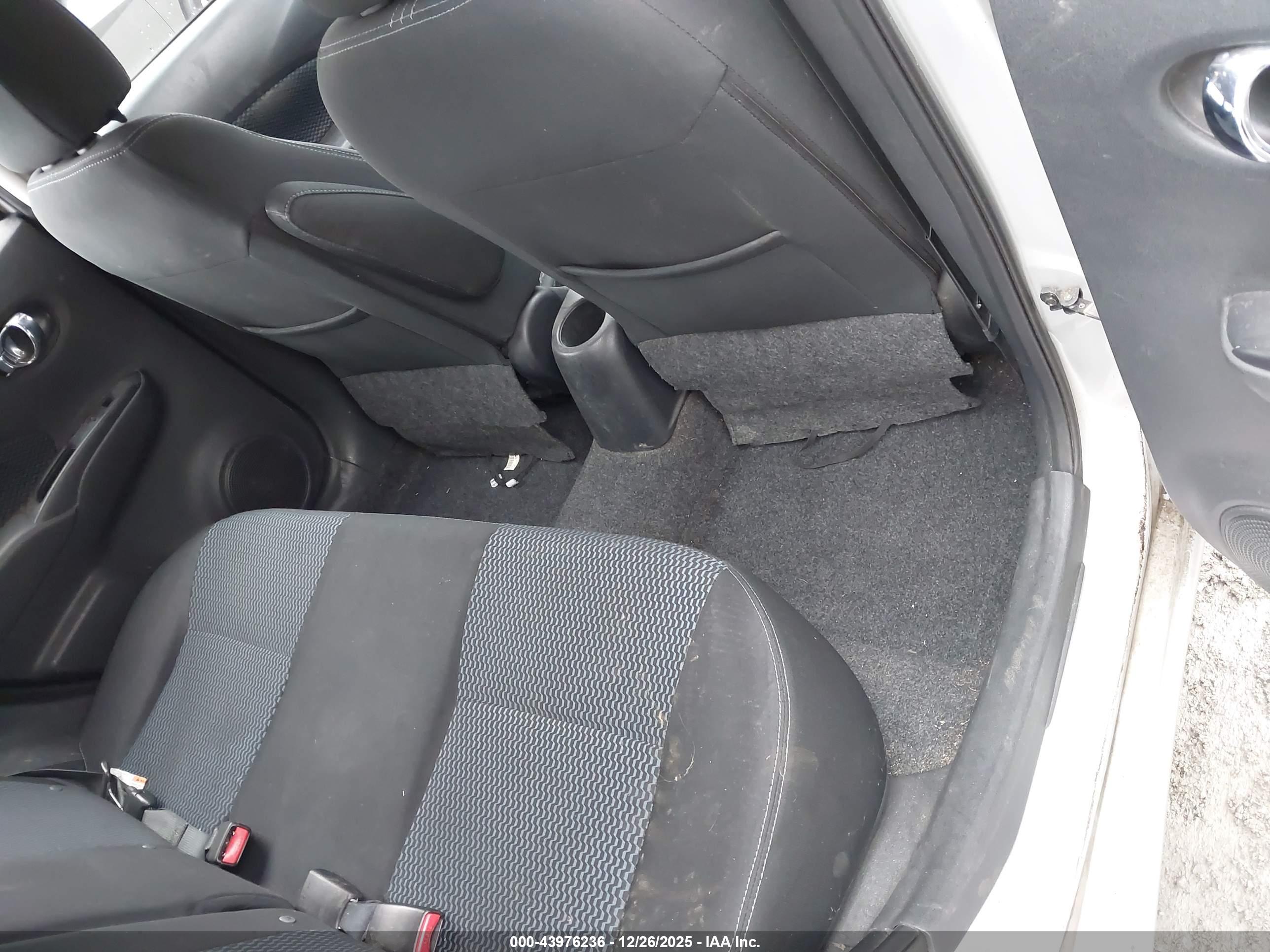 NISSAN VERSA image 8