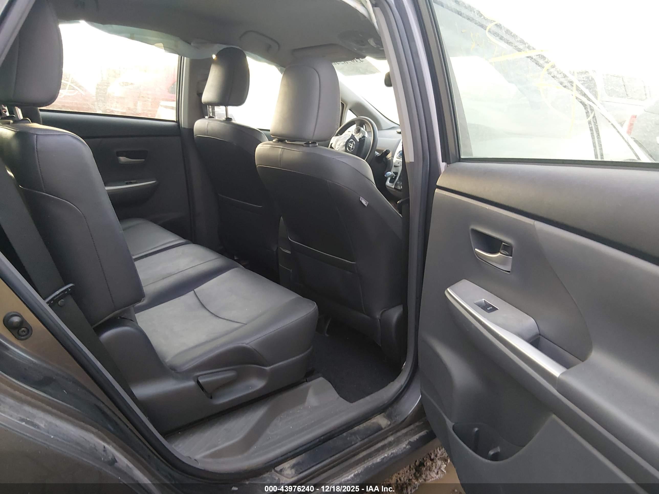 TOYOTA PRIUS image 8