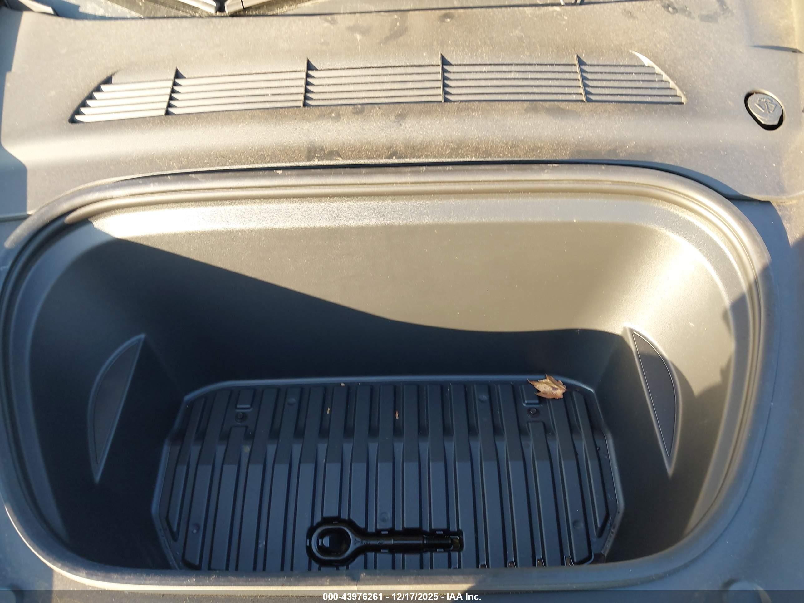 TESLA MODEL image 10