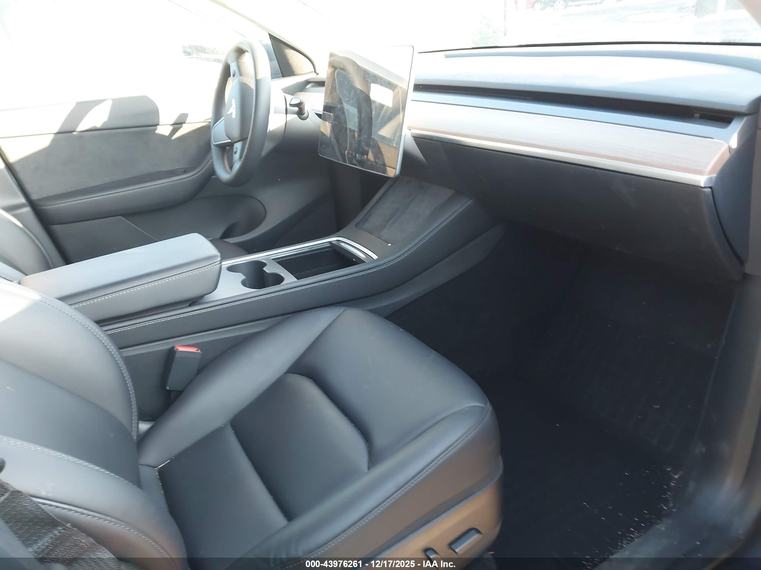 TESLA MODEL image 5