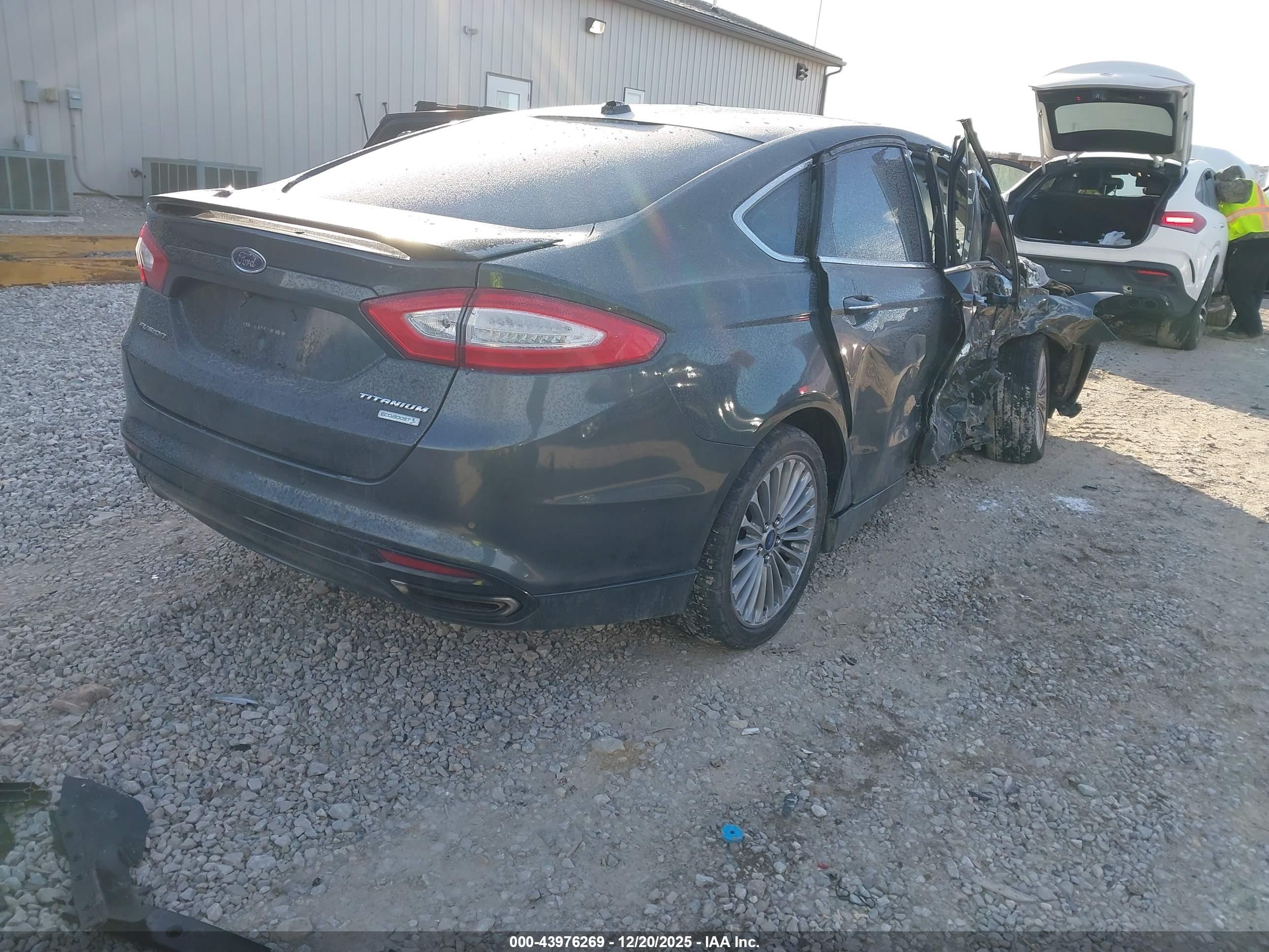 FORD FUSION image 4