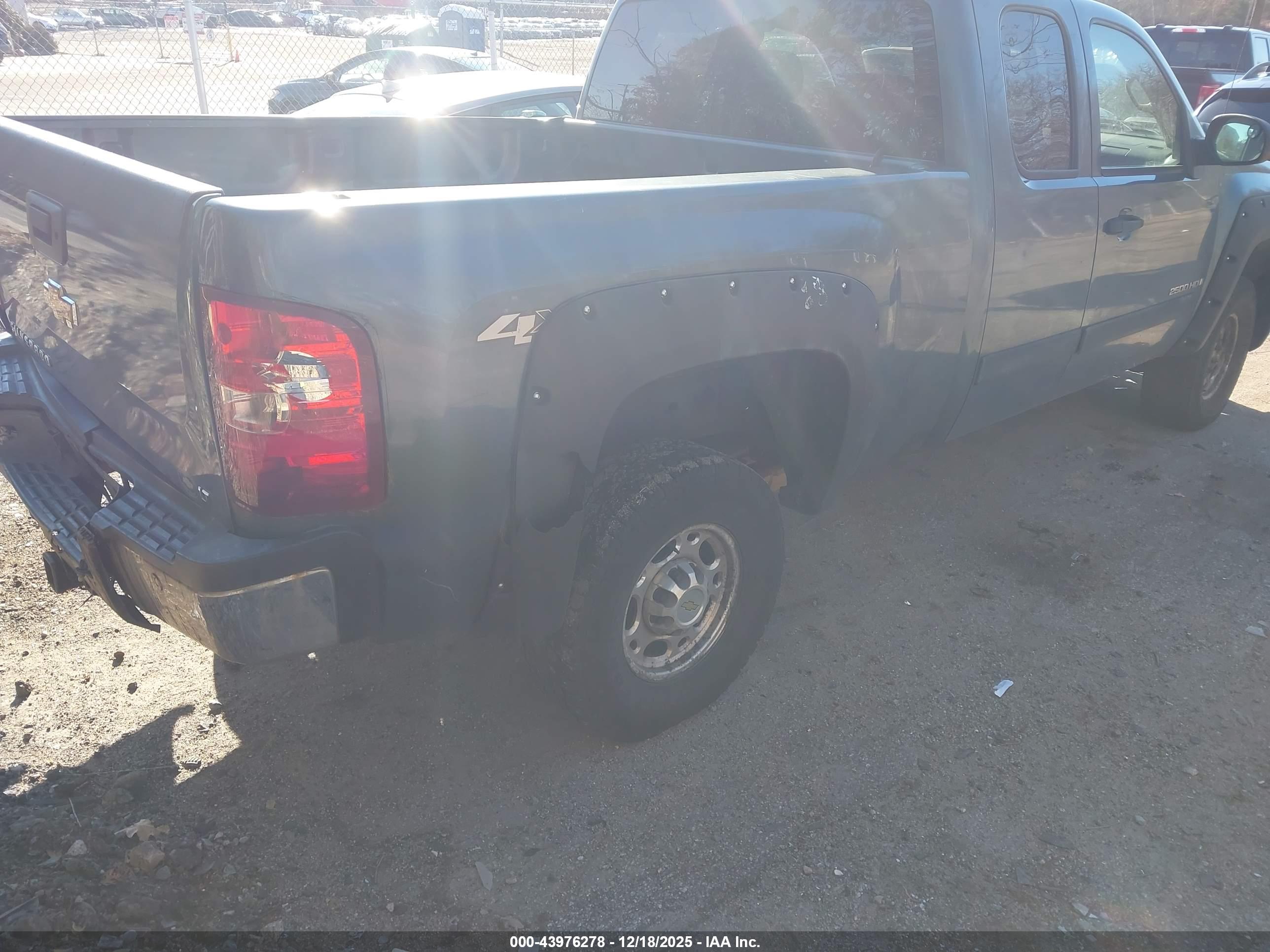 CHEVROLET SILVERADO image 4