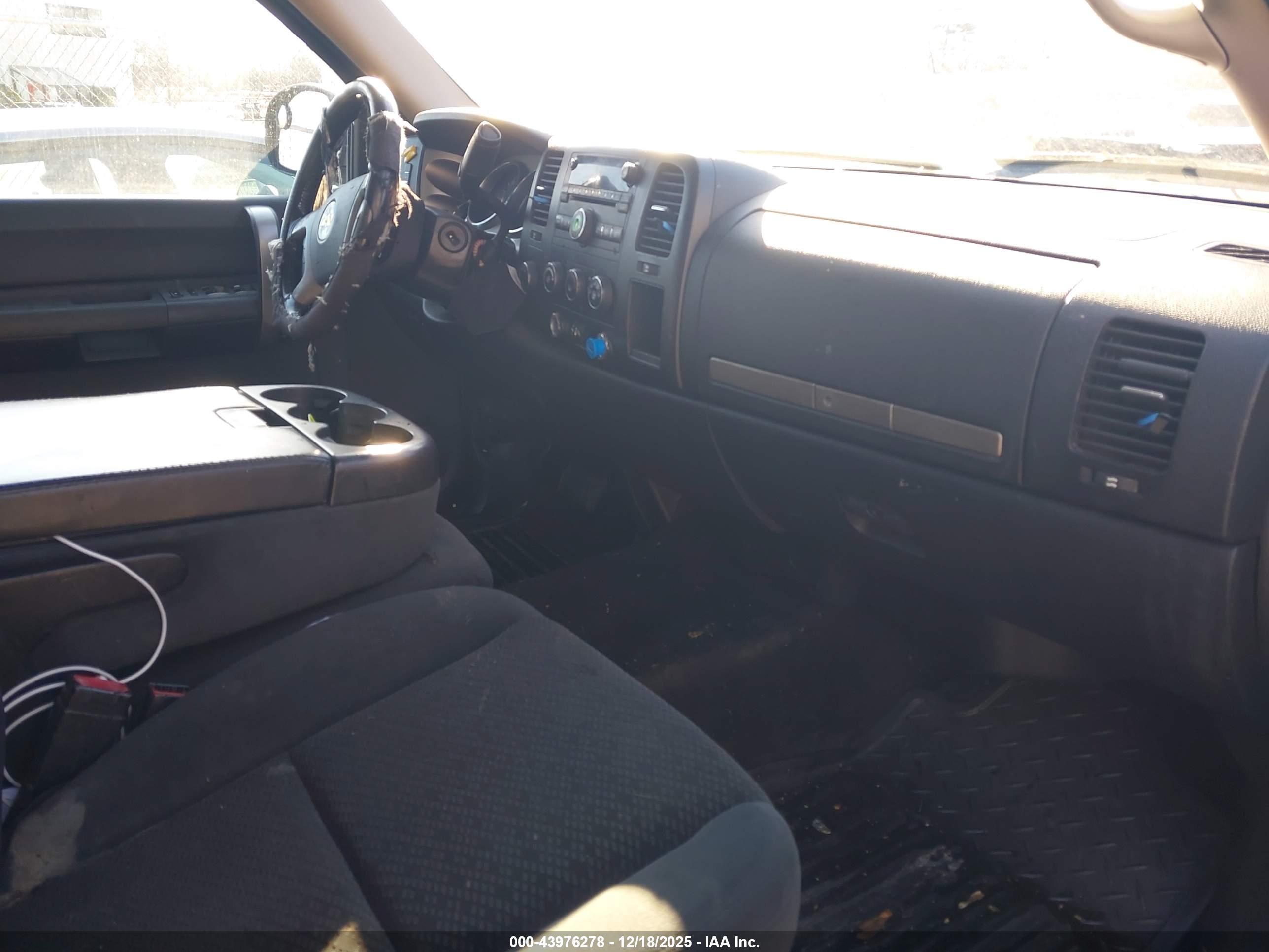 CHEVROLET SILVERADO image 5