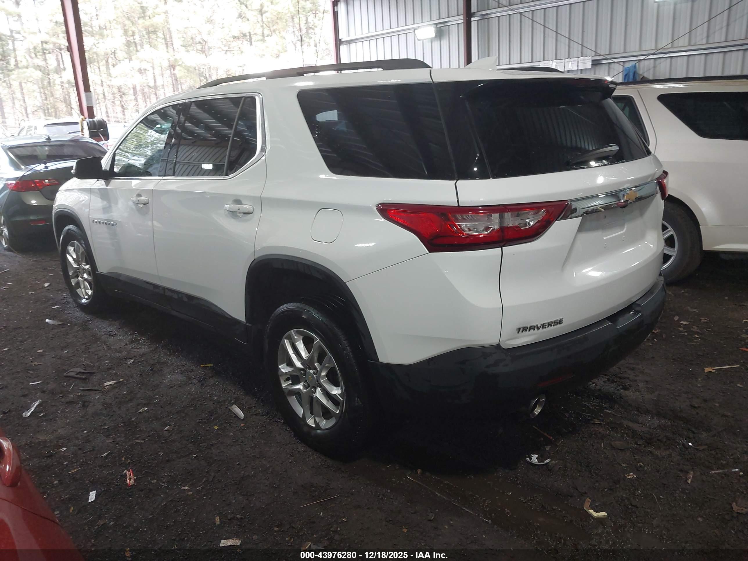 CHEVROLET TRAVERSE image 3