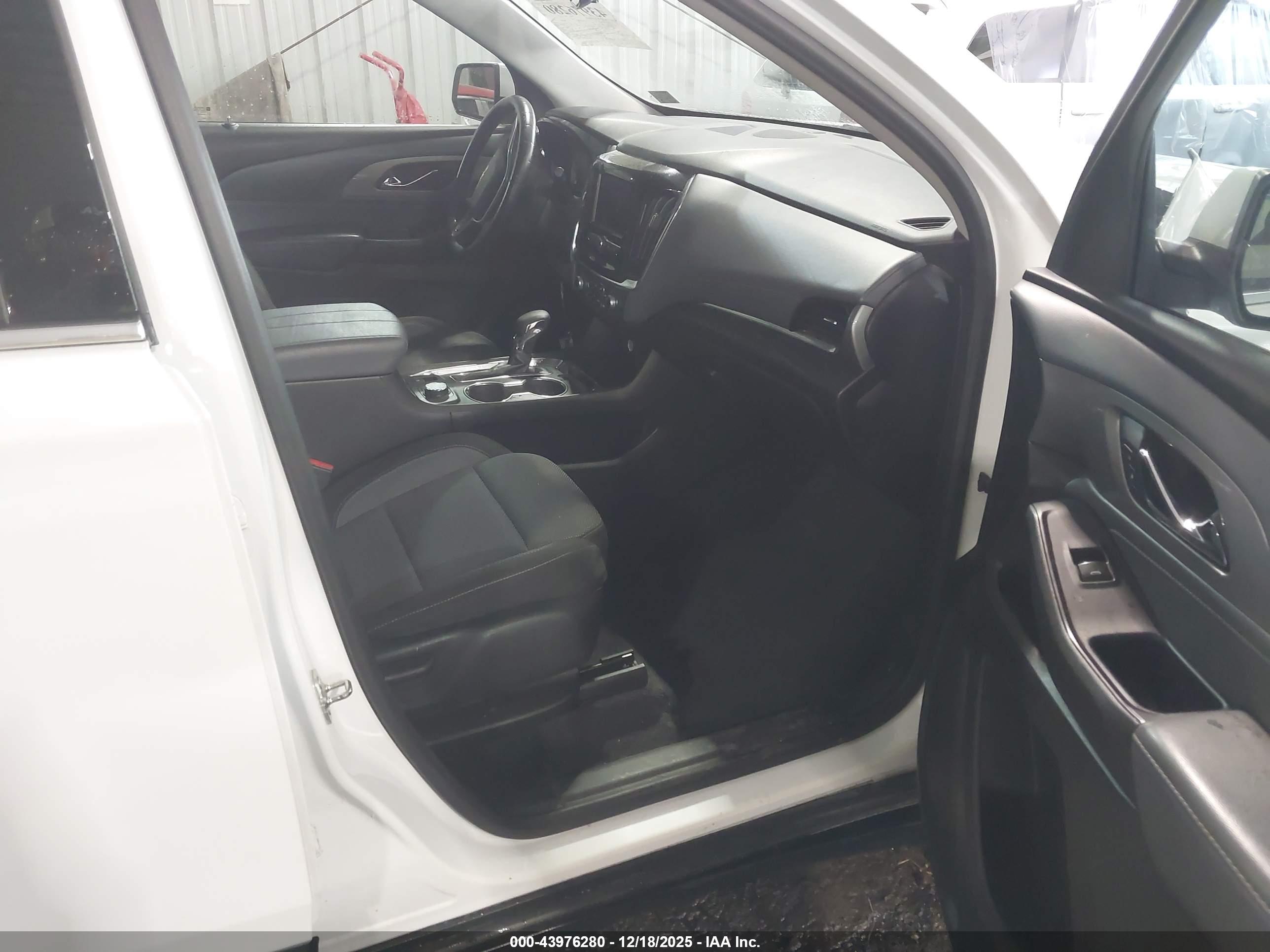 CHEVROLET TRAVERSE image 5