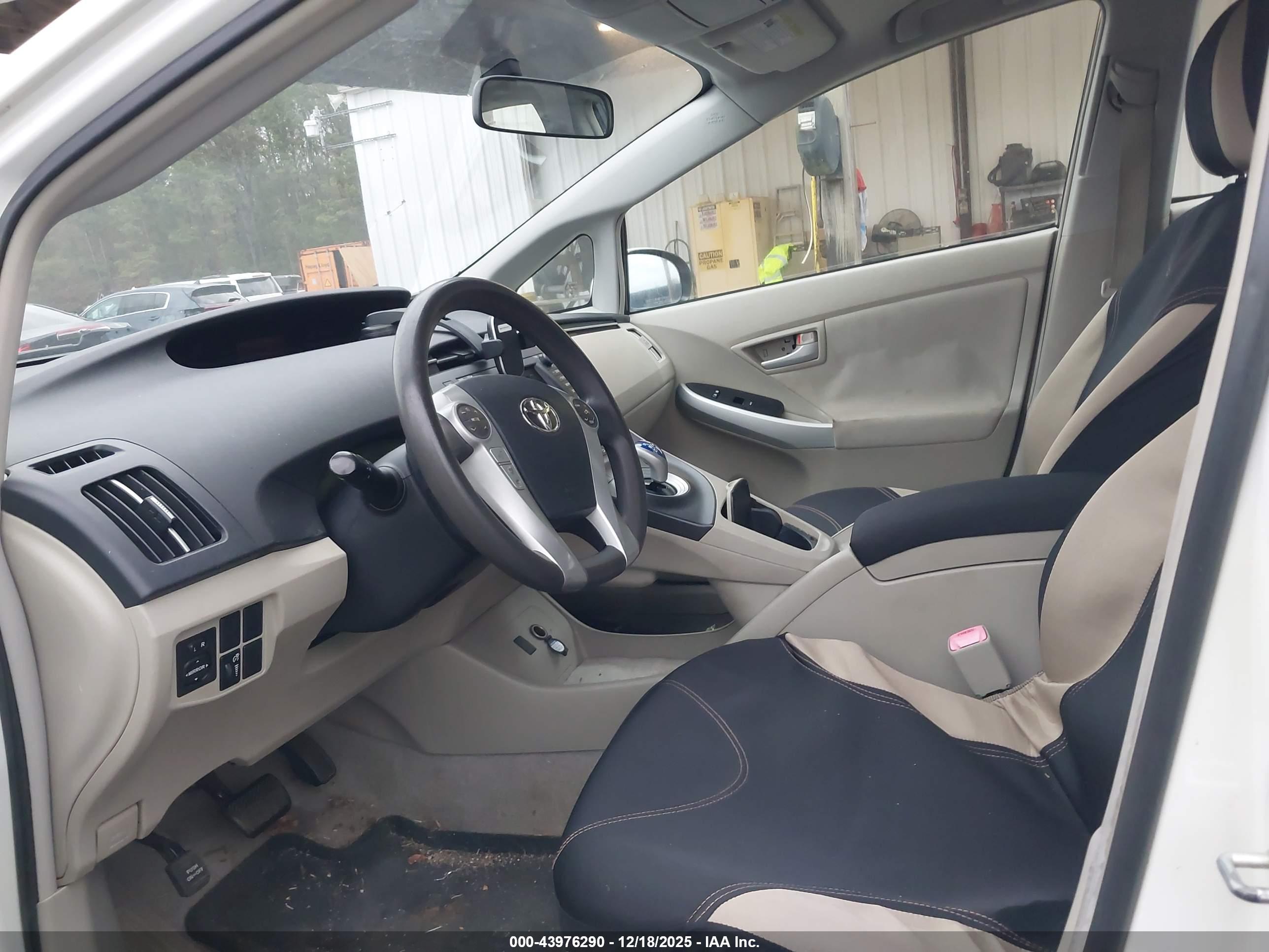 TOYOTA PRIUS image 5