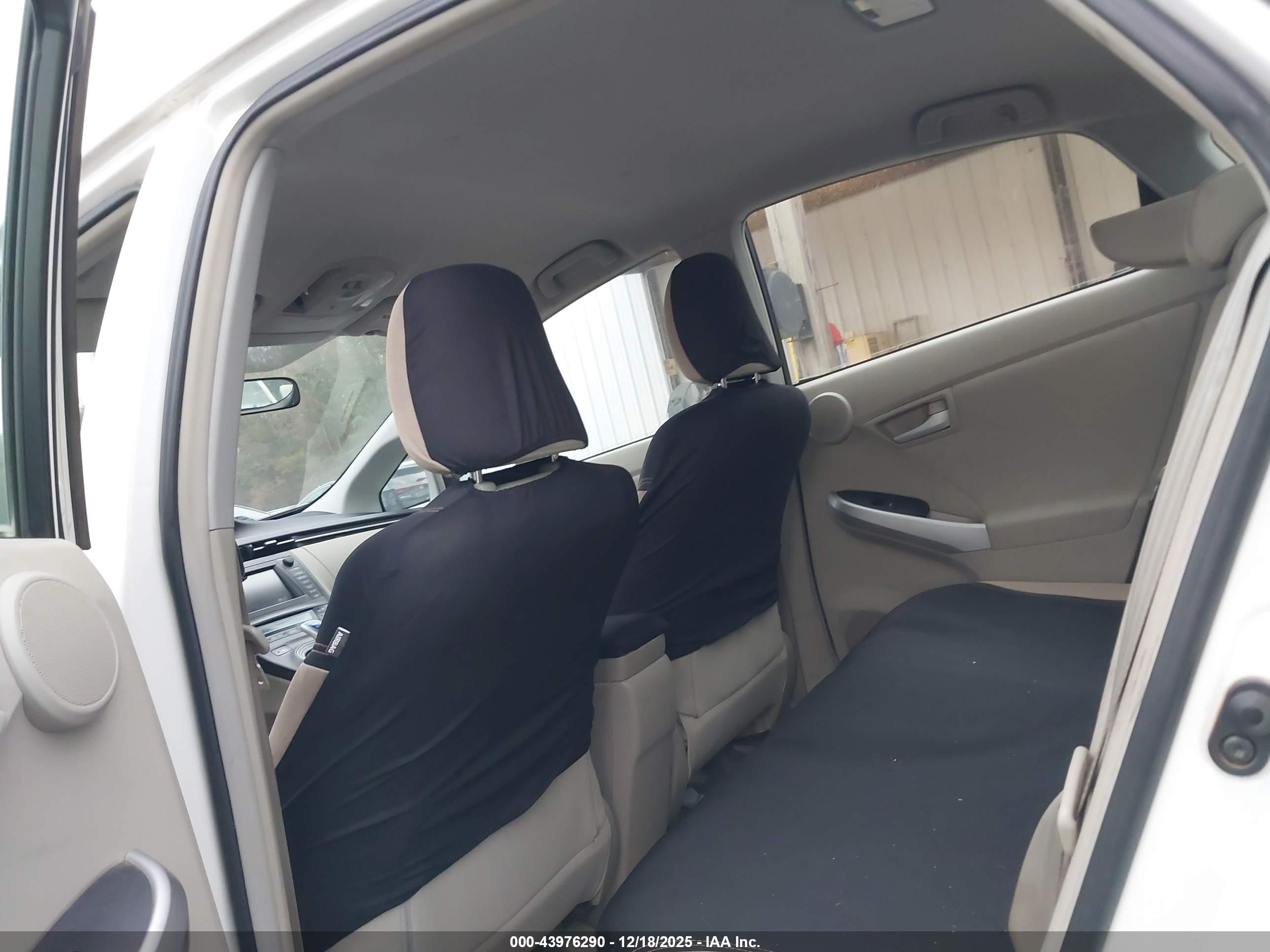 TOYOTA PRIUS image 8