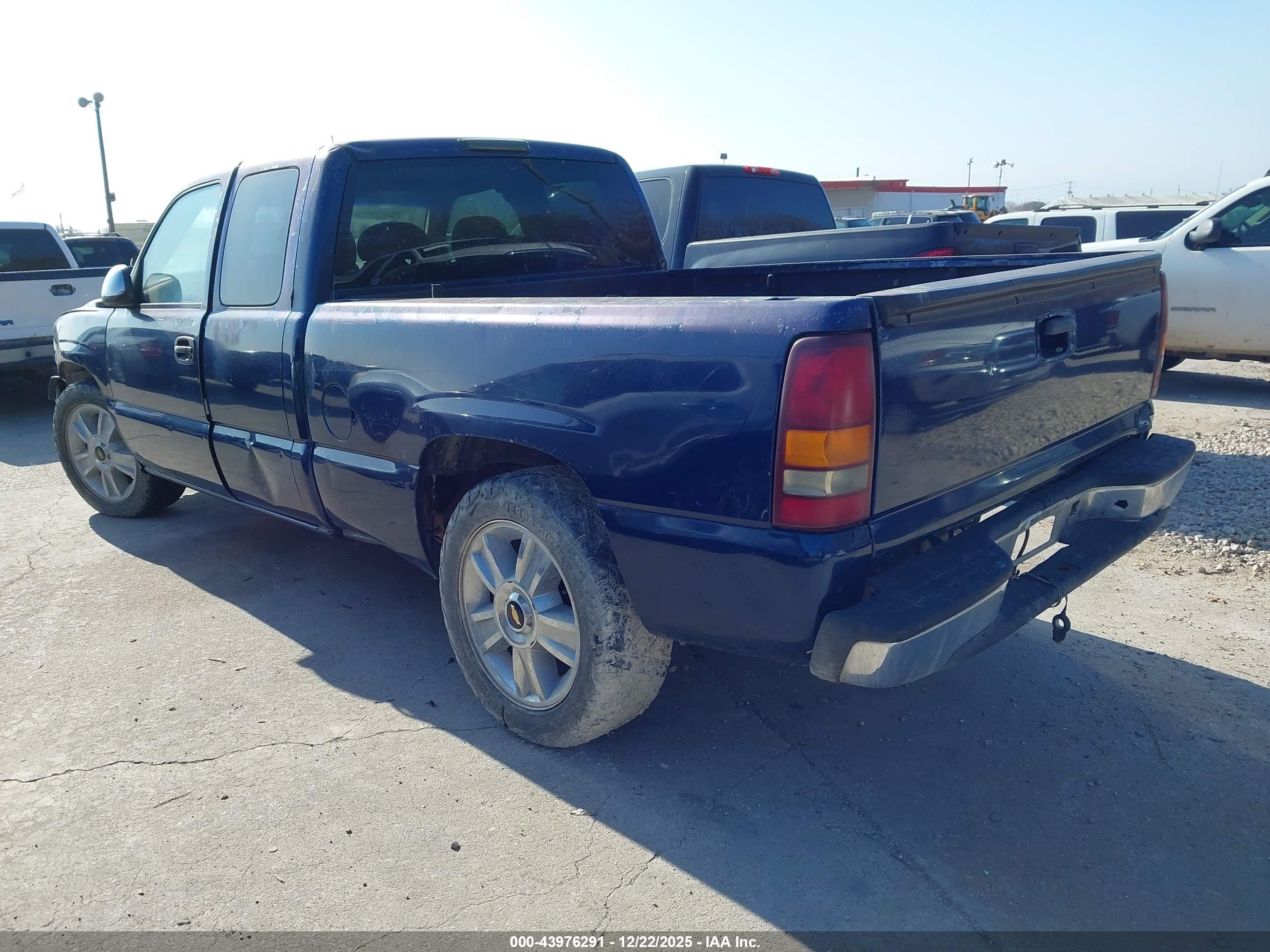 CHEVROLET SILVERADO image 3