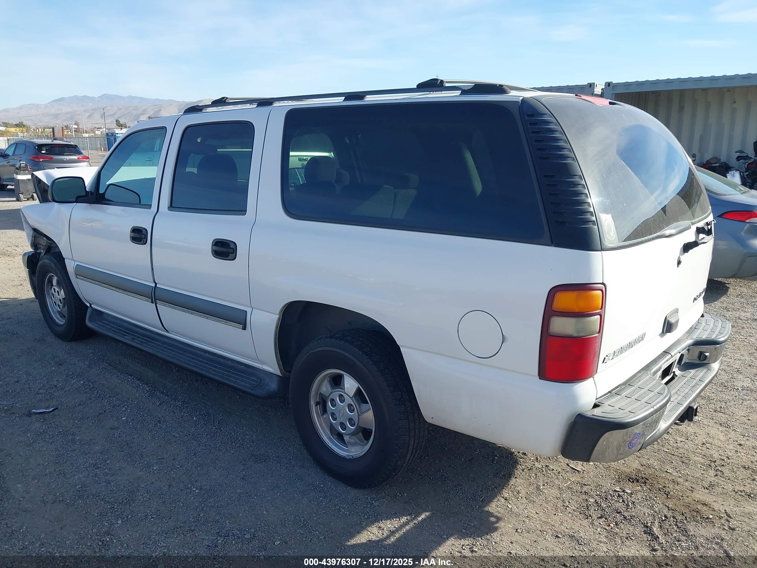 CHEVROLET SUBURBAN image 3
