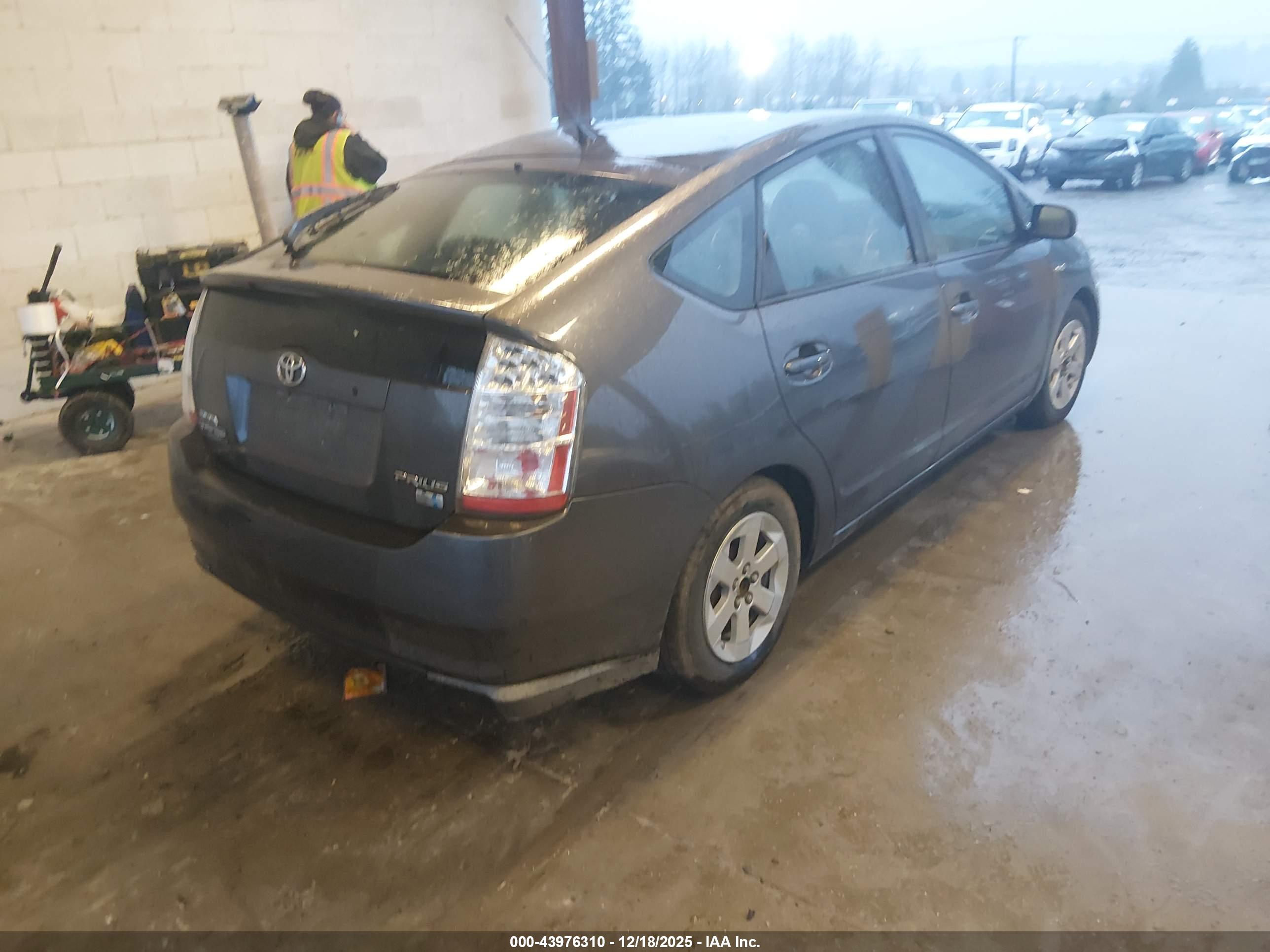 TOYOTA PRIUS image 4