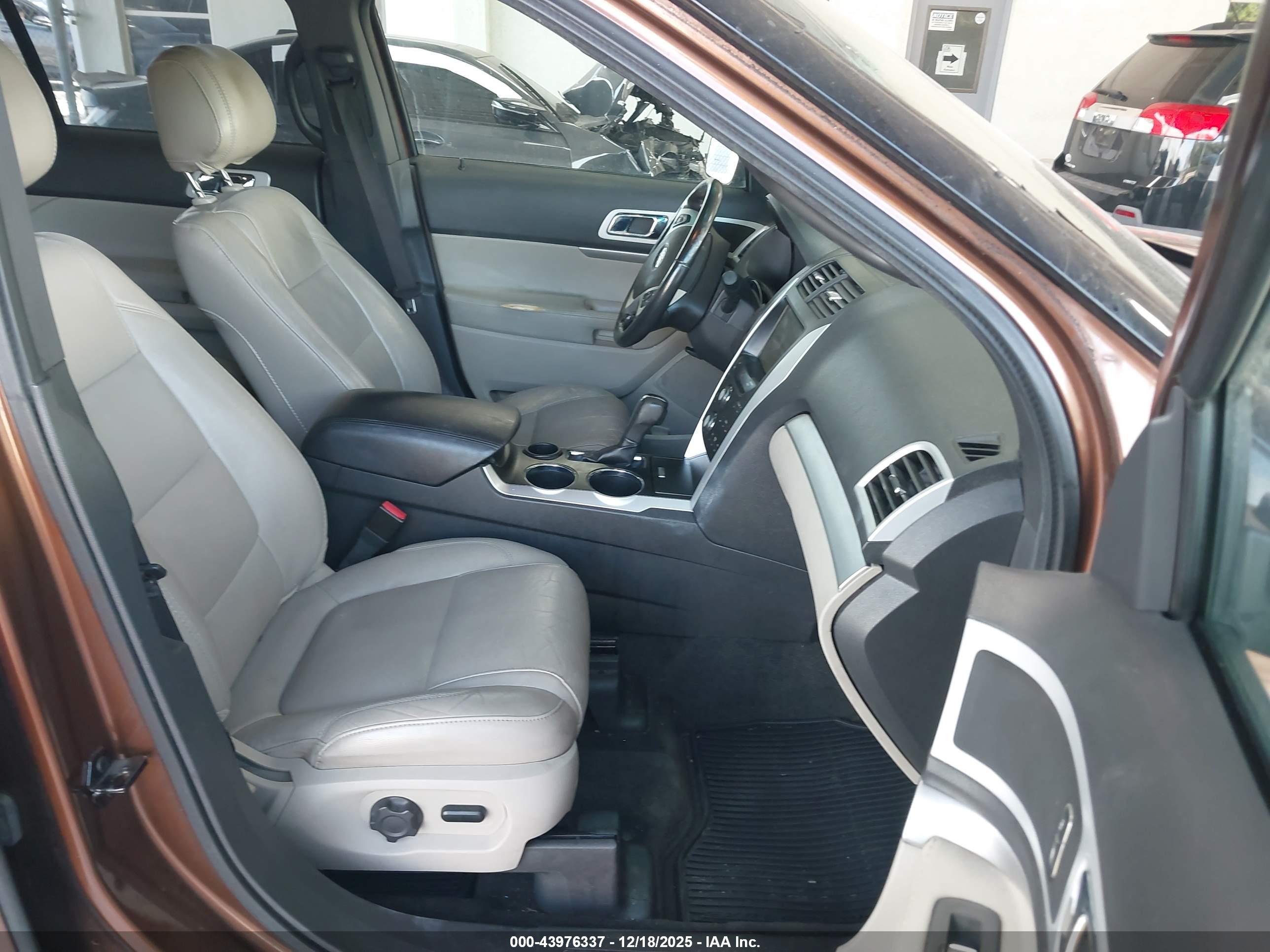 FORD EXPLORER image 5