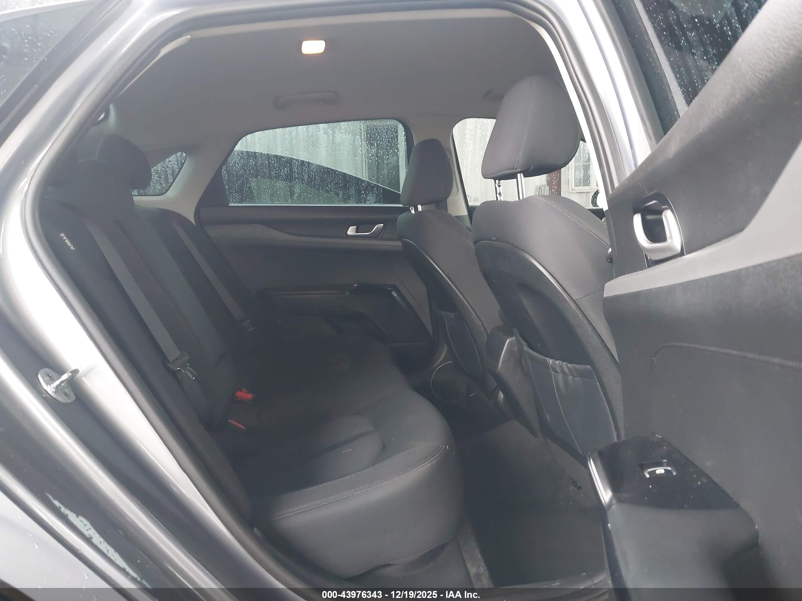 KIA K5 image 8