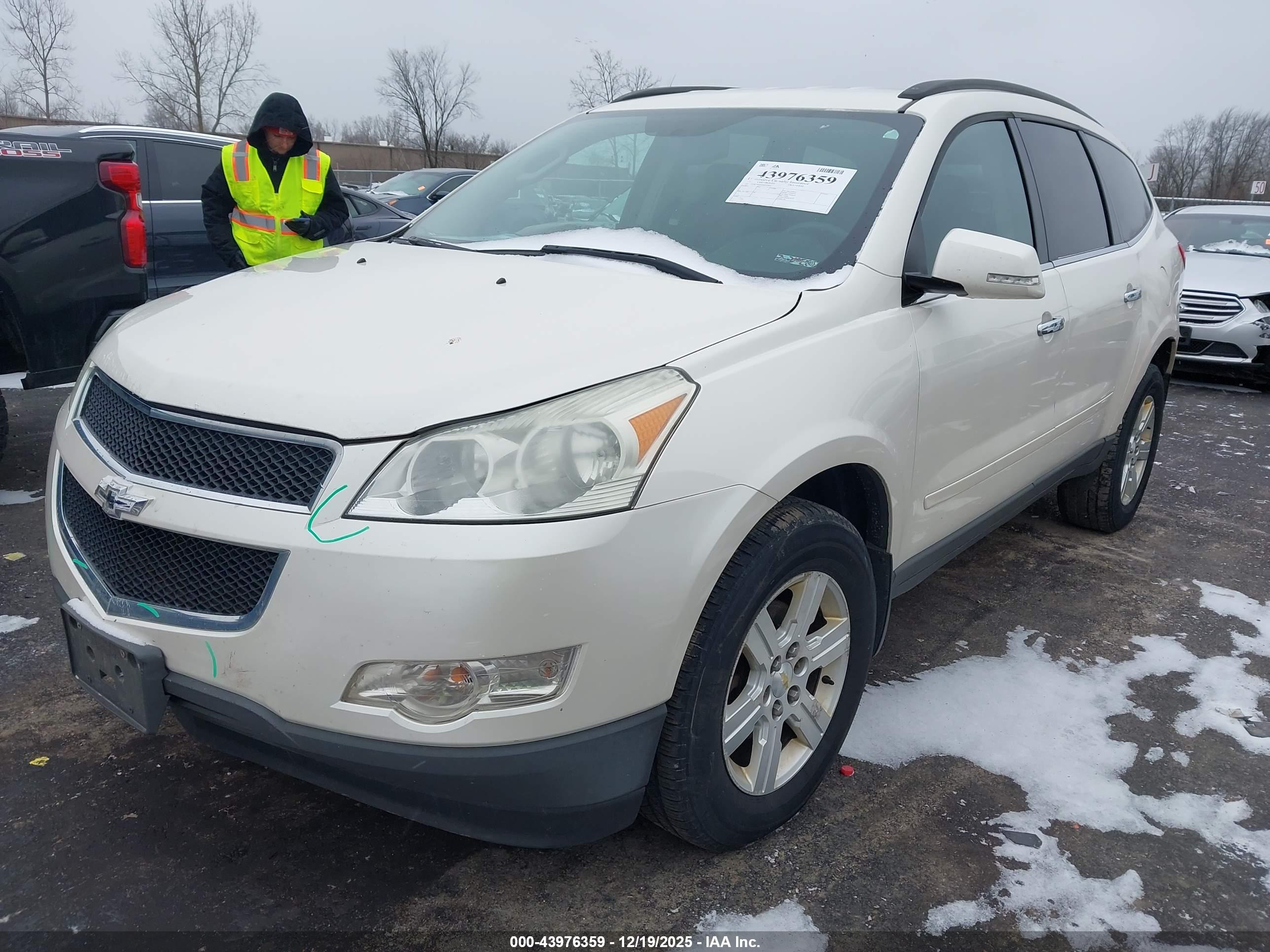 CHEVROLET TRAVERSE image 2