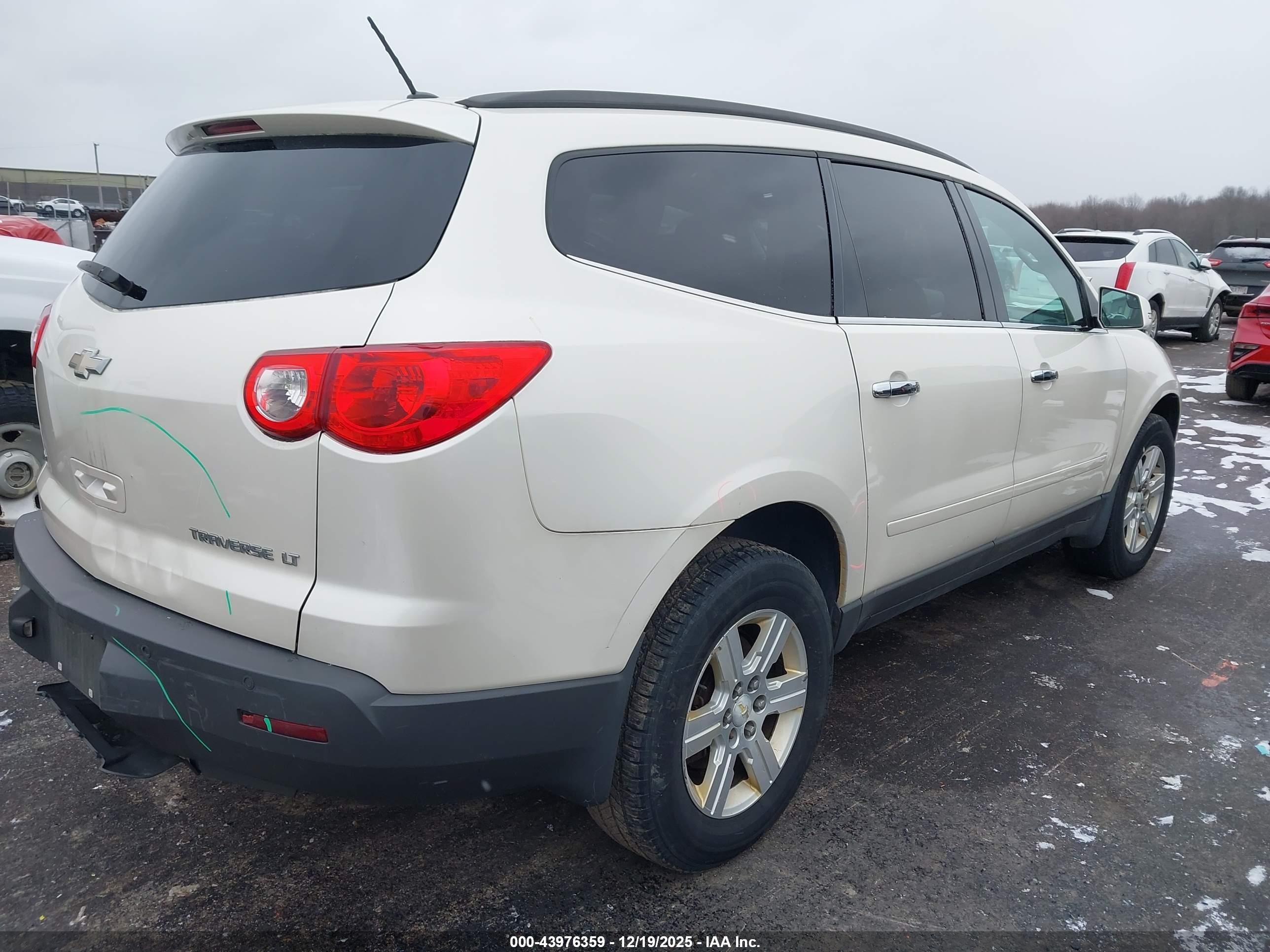CHEVROLET TRAVERSE image 4