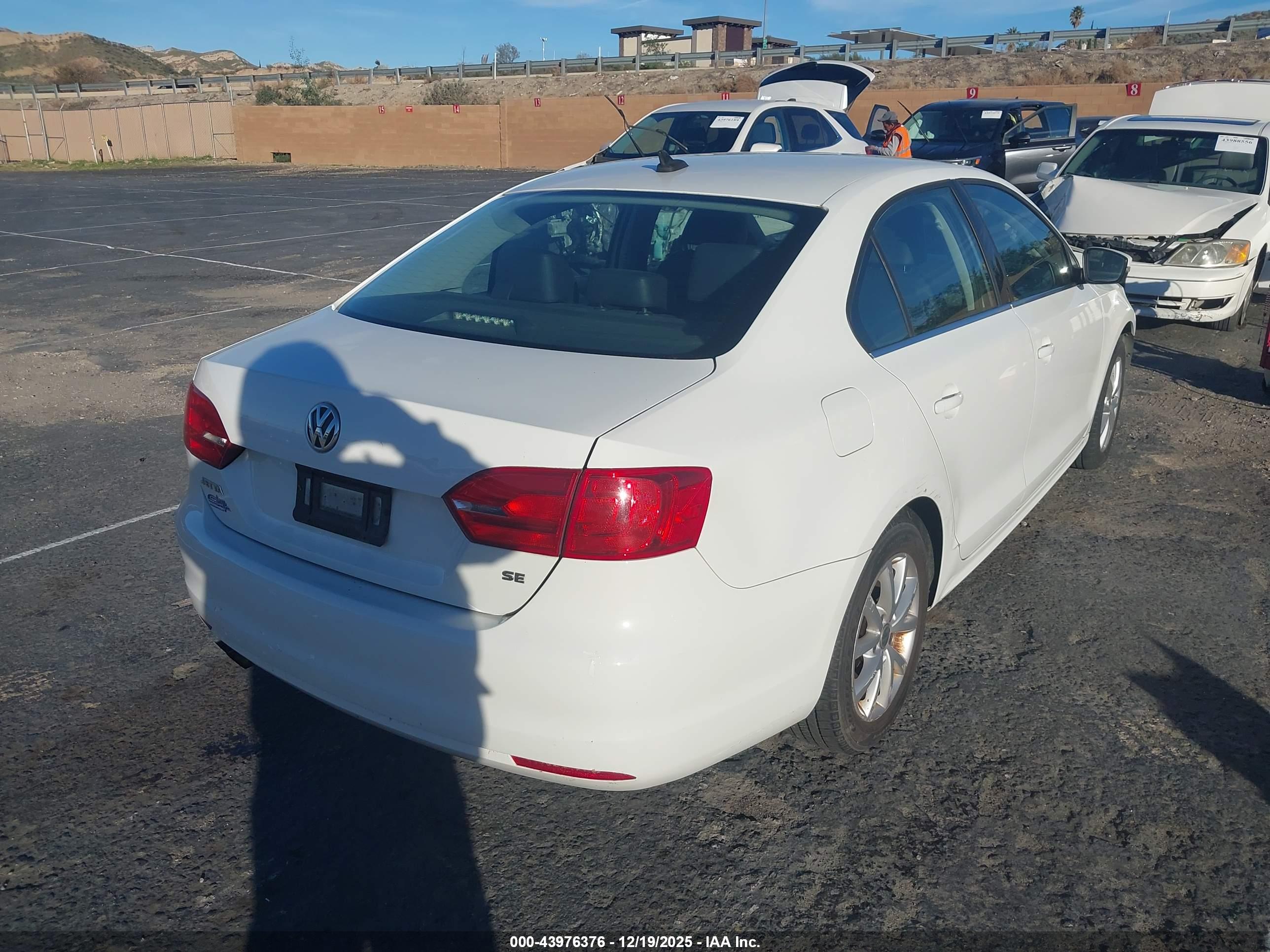 VOLKSWAGEN JETTA image 4