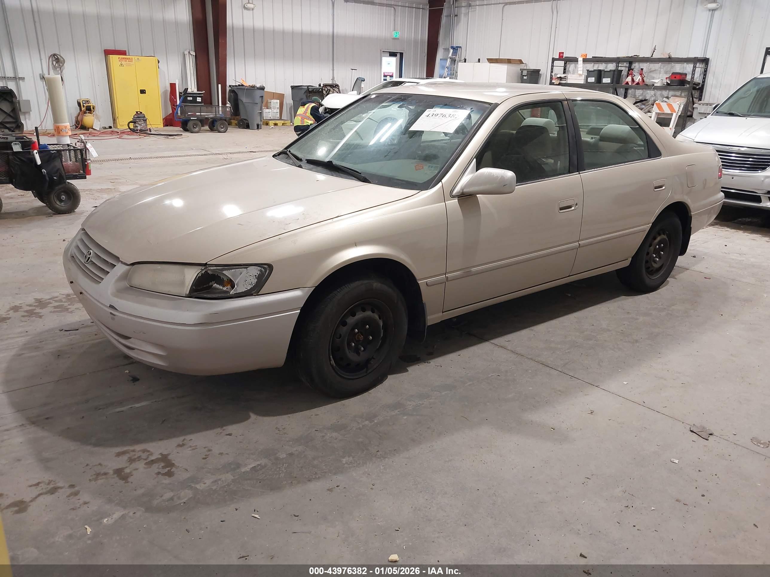 TOYOTA CAMRY image 2