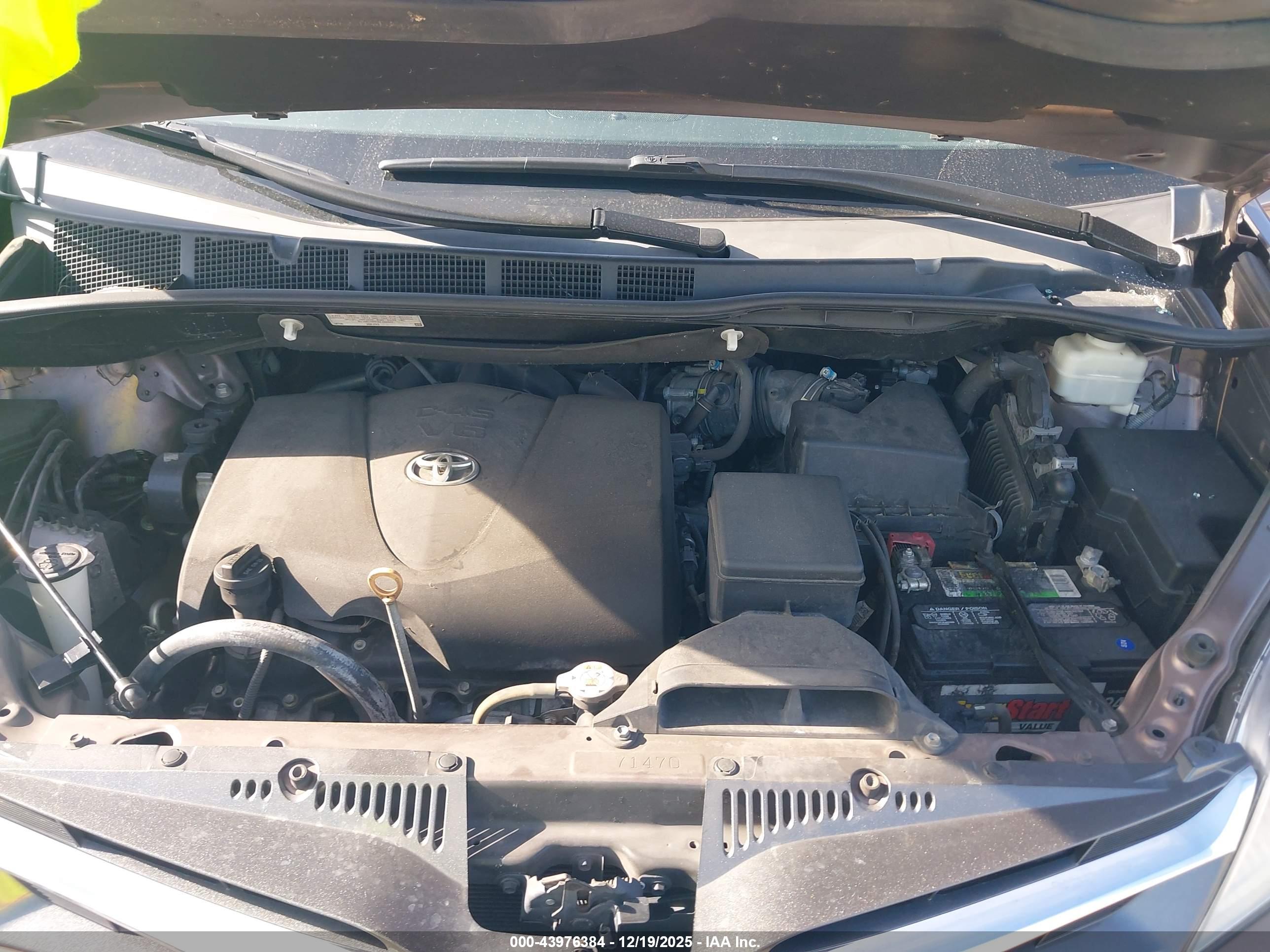 TOYOTA SIENNA image 10