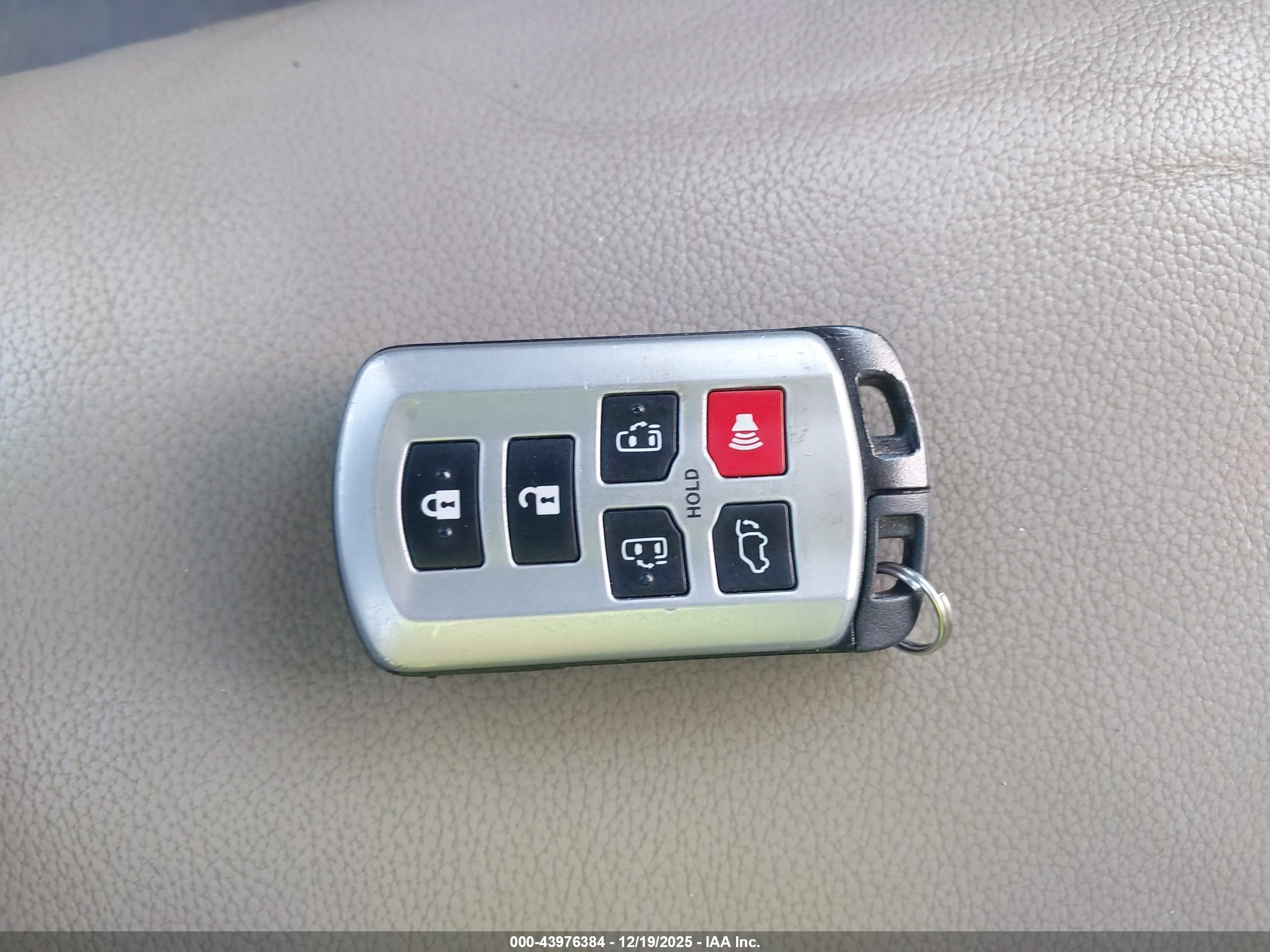 TOYOTA SIENNA image 11