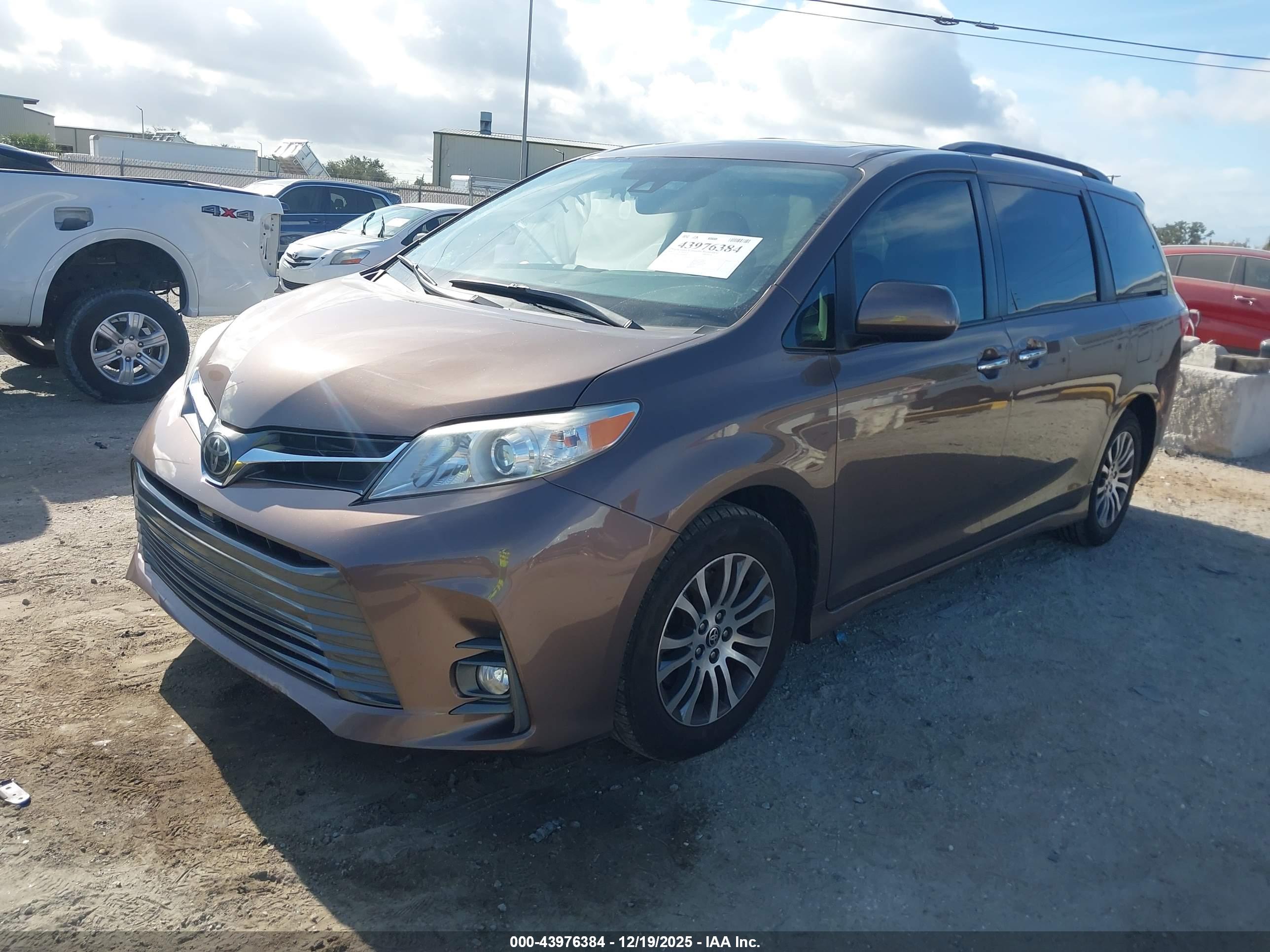 TOYOTA SIENNA image 2