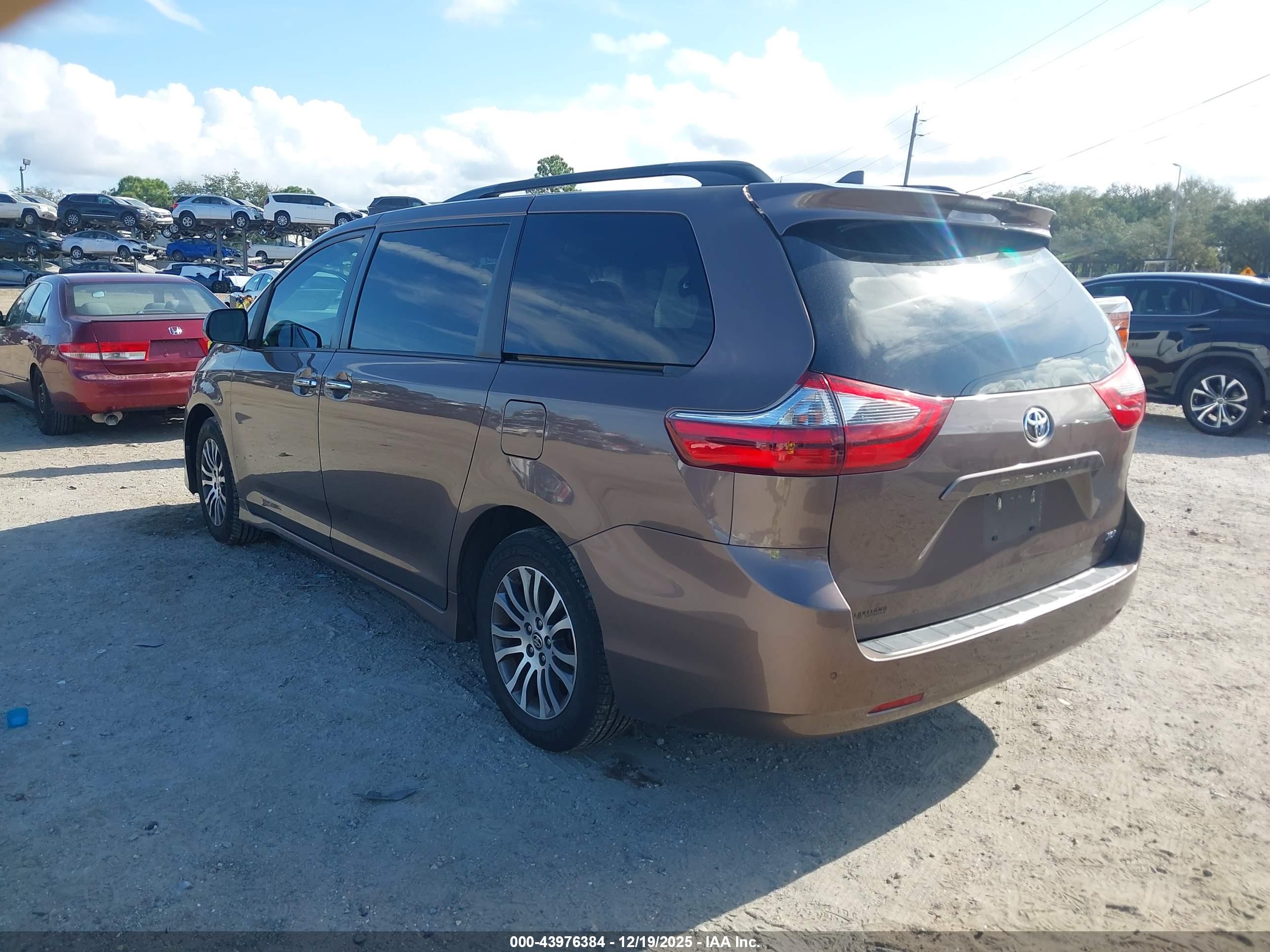 TOYOTA SIENNA image 3