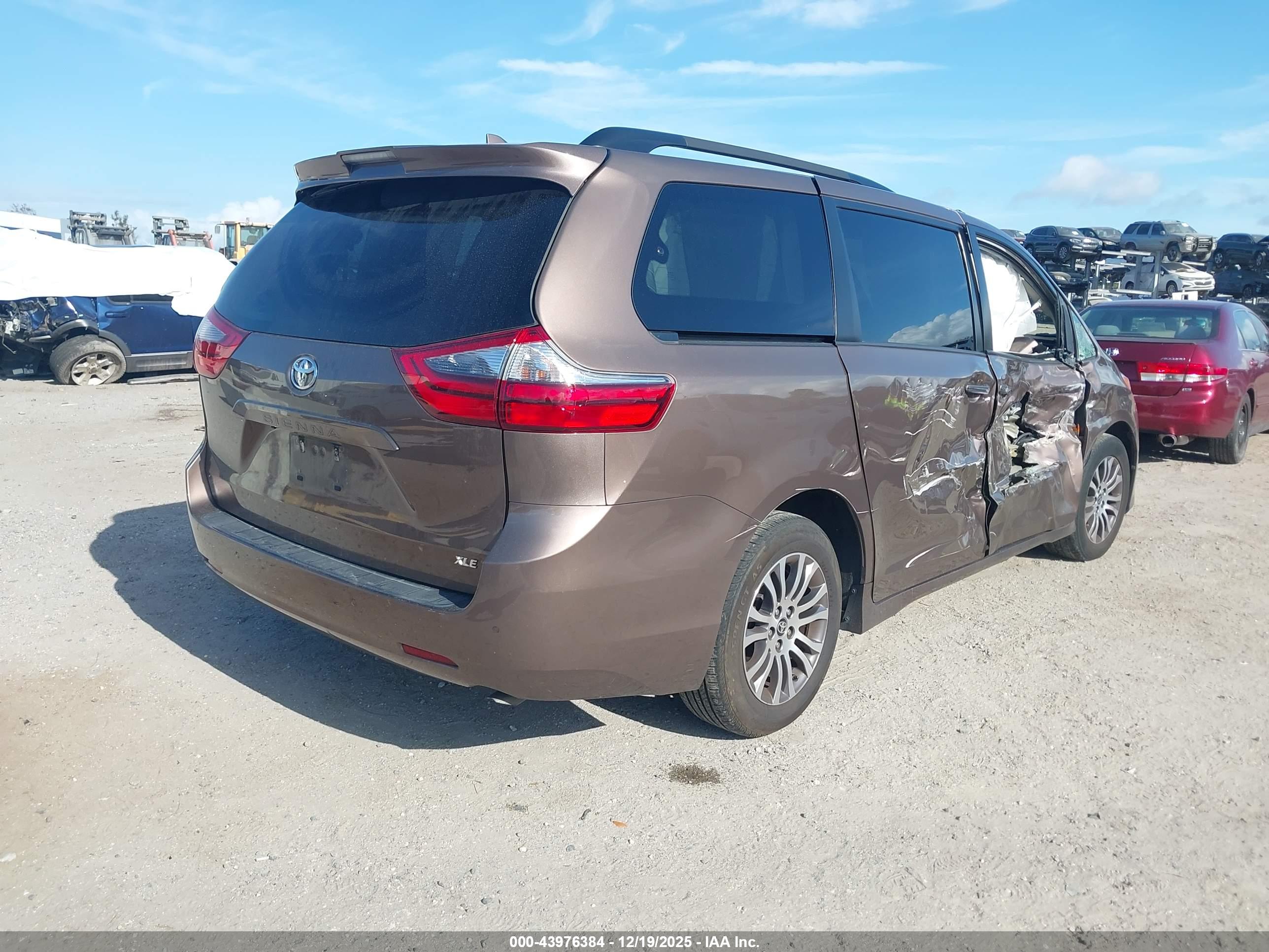 TOYOTA SIENNA image 4