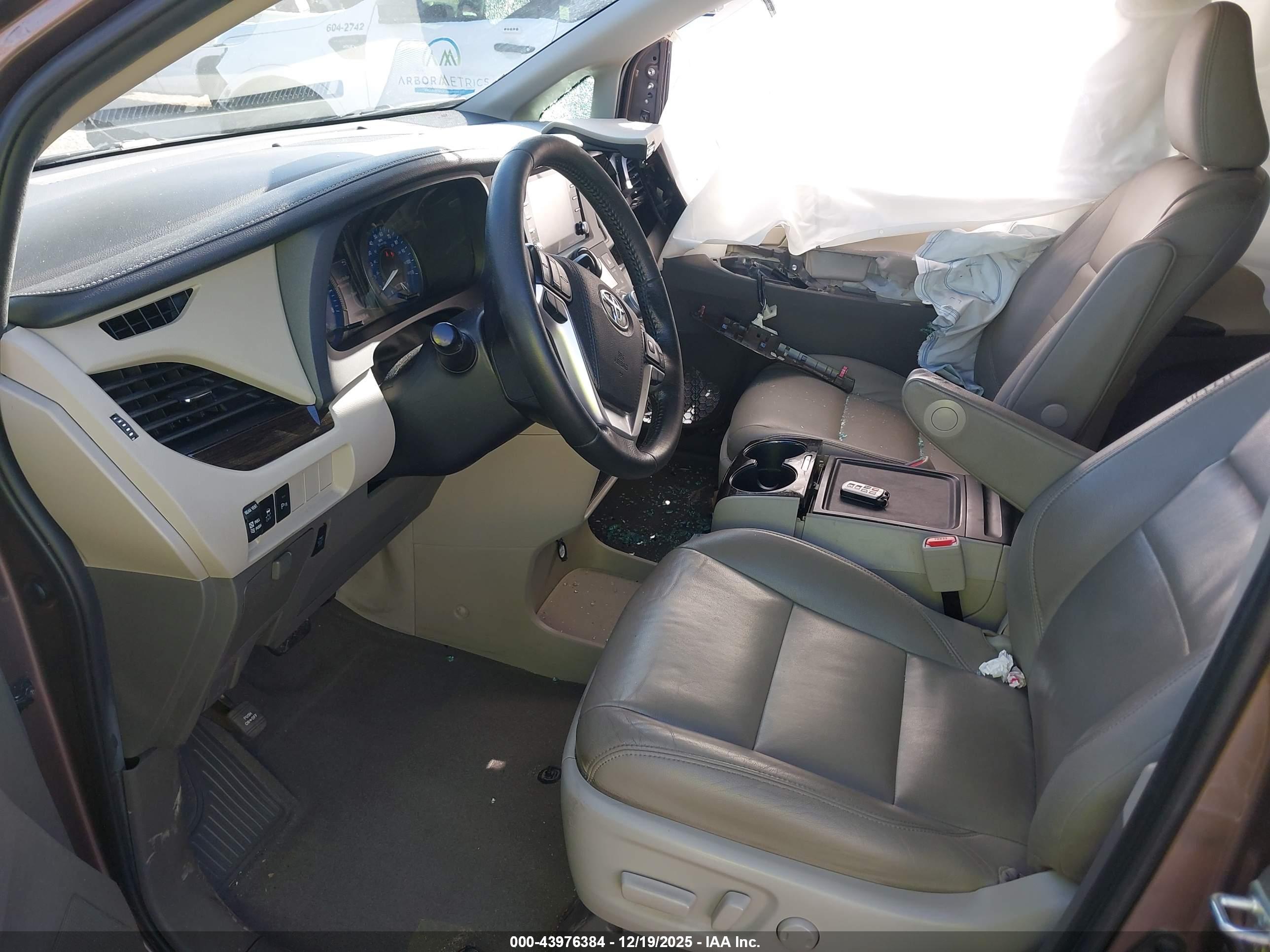 TOYOTA SIENNA image 5