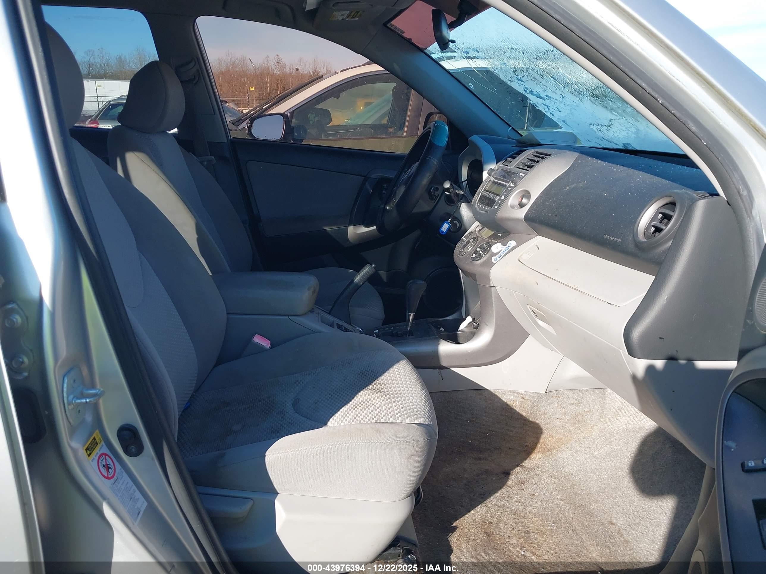 TOYOTA RAV4 image 5