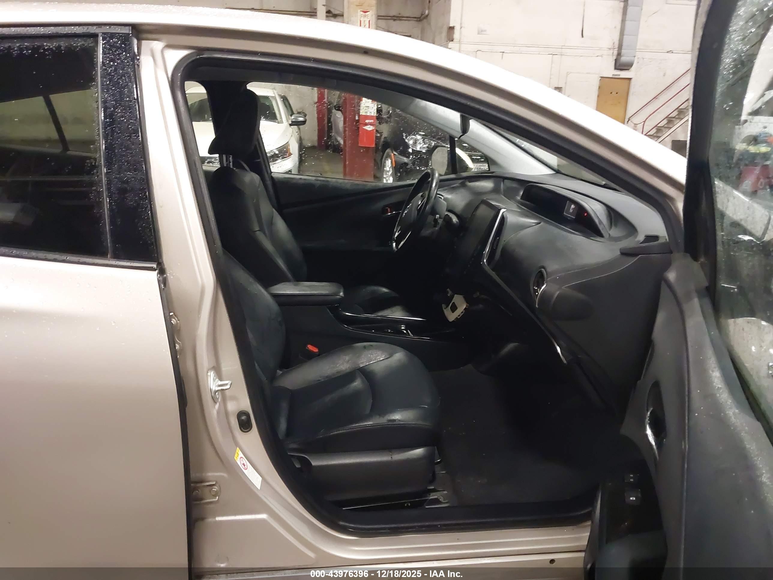 TOYOTA PRIUS image 5