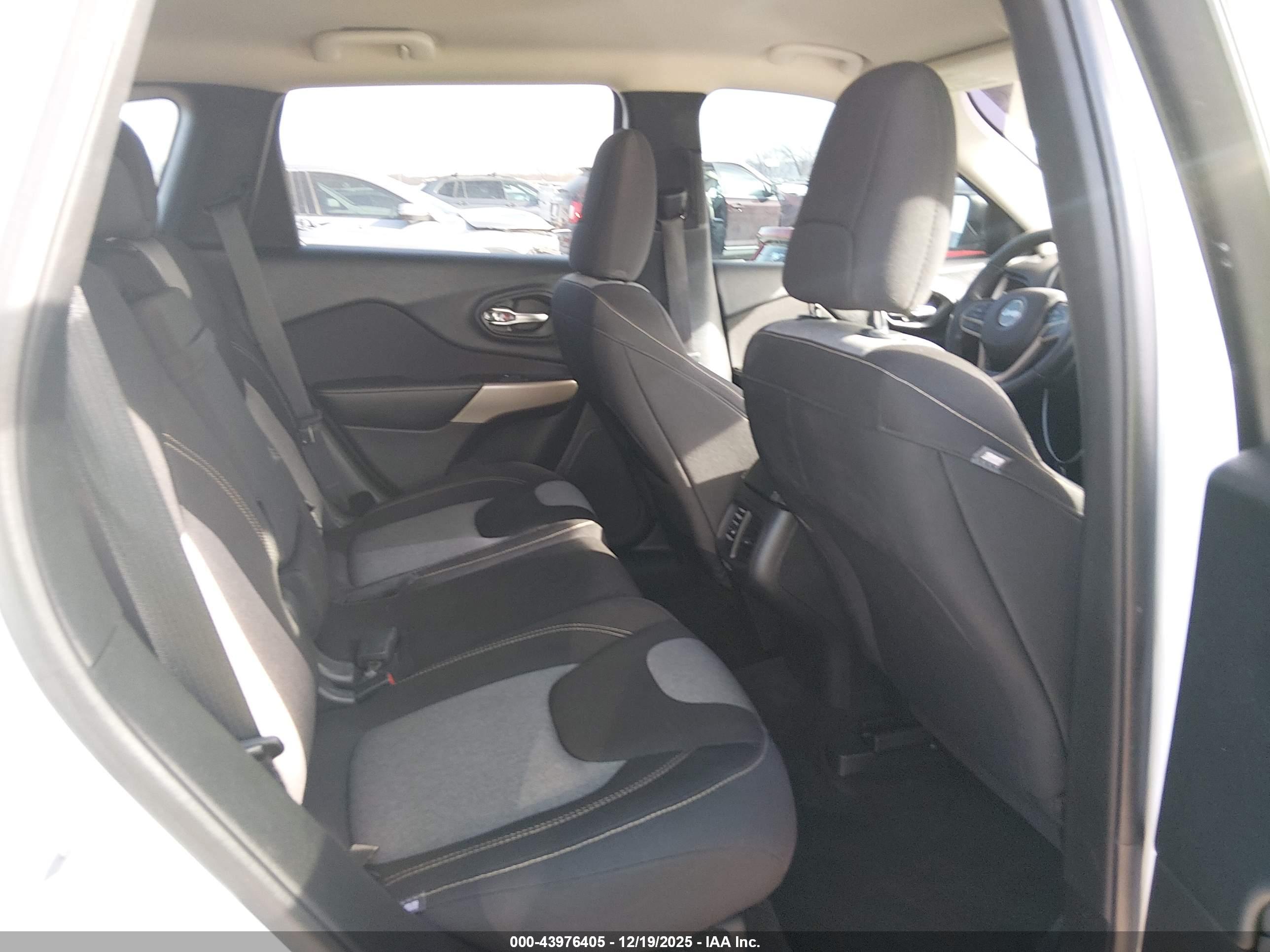 JEEP CHEROKEE image 8