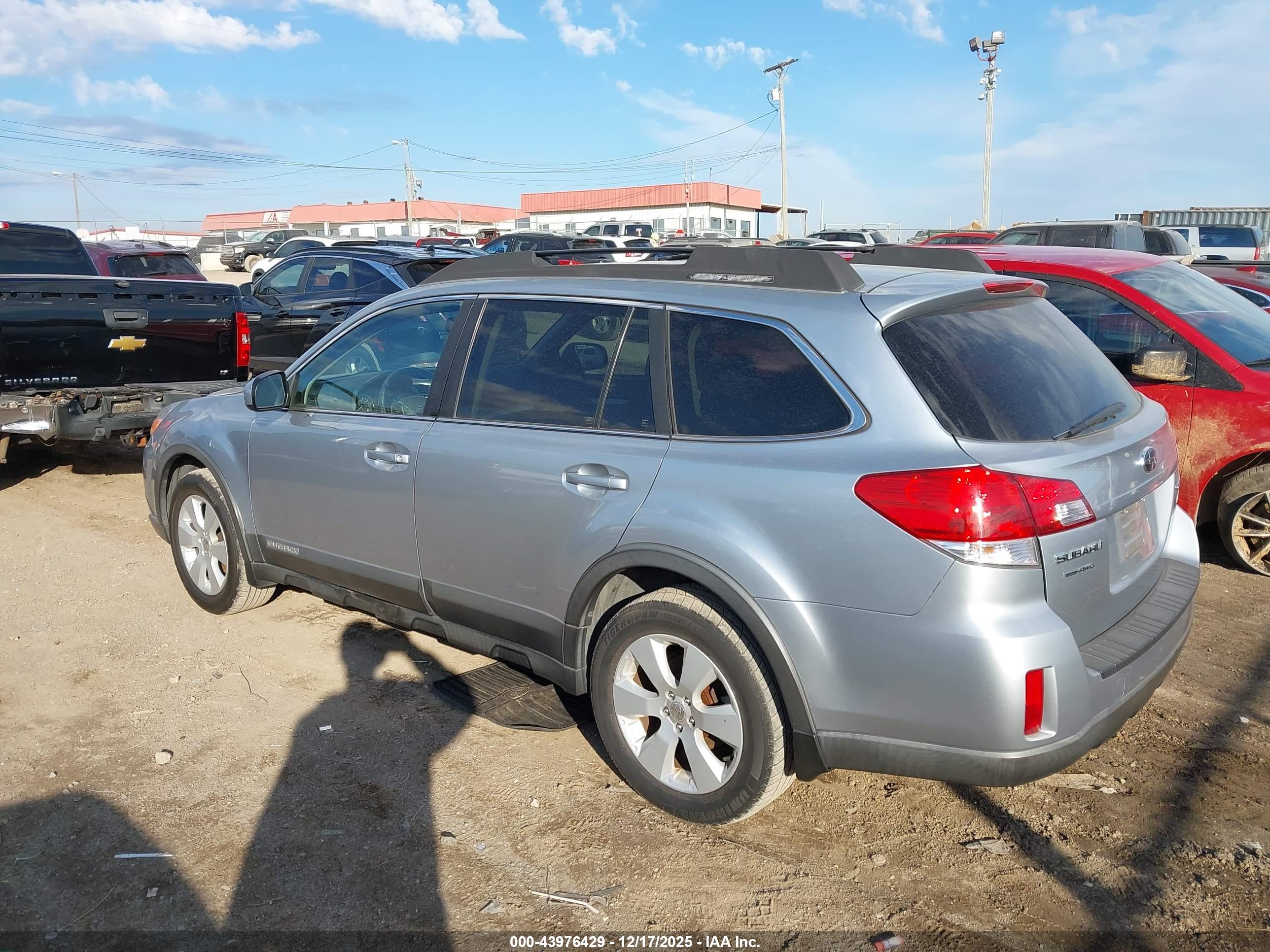 SUBARU OUTBACK image 3