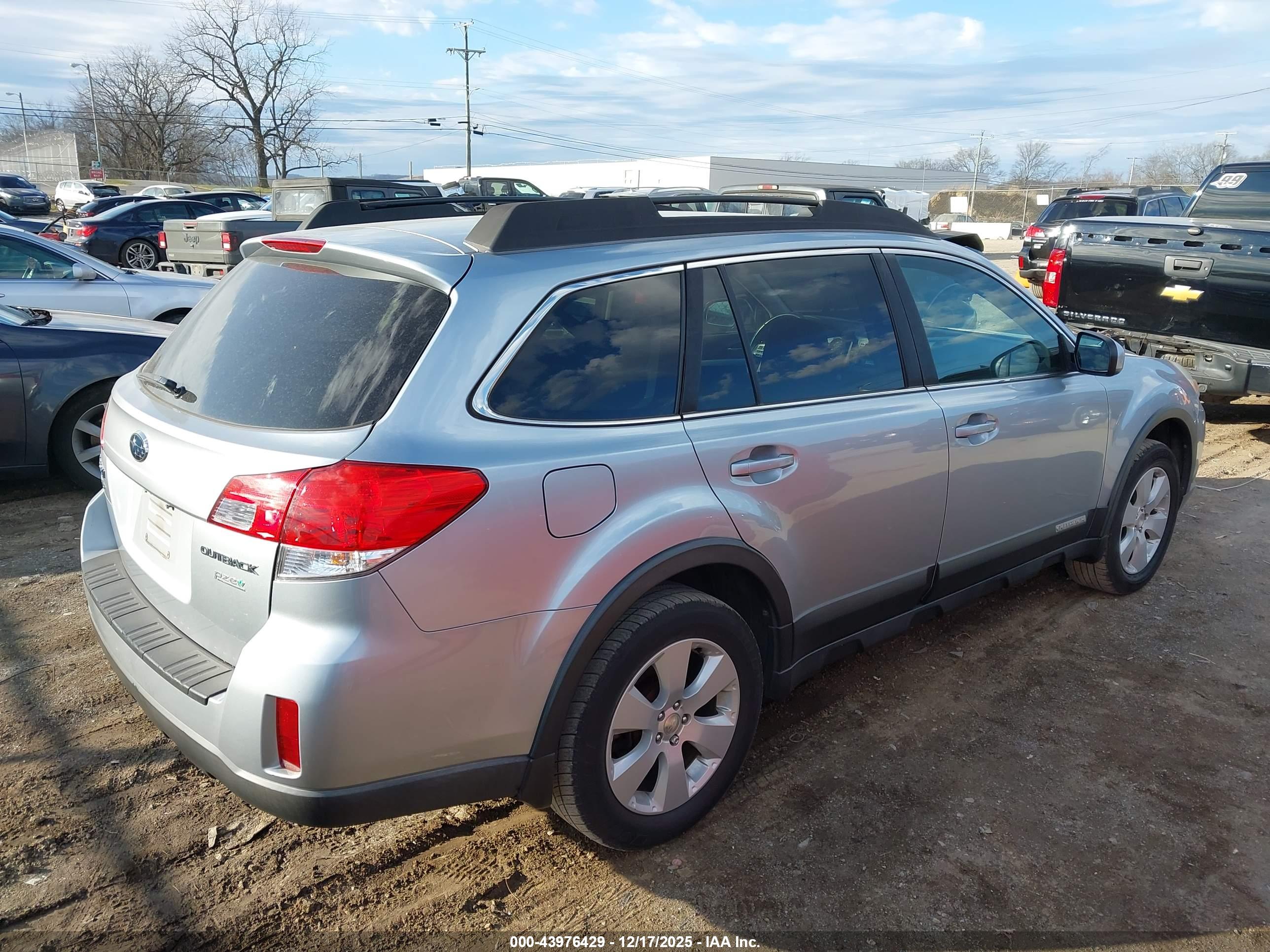 SUBARU OUTBACK image 4