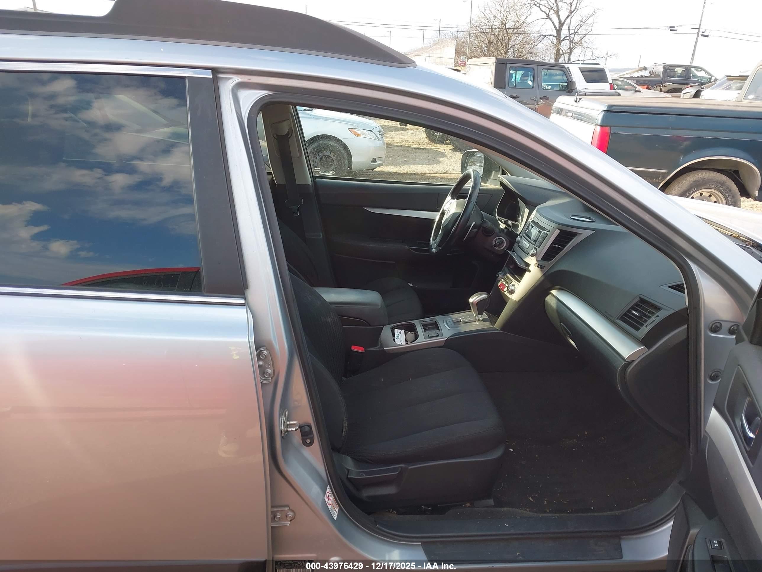 SUBARU OUTBACK image 5