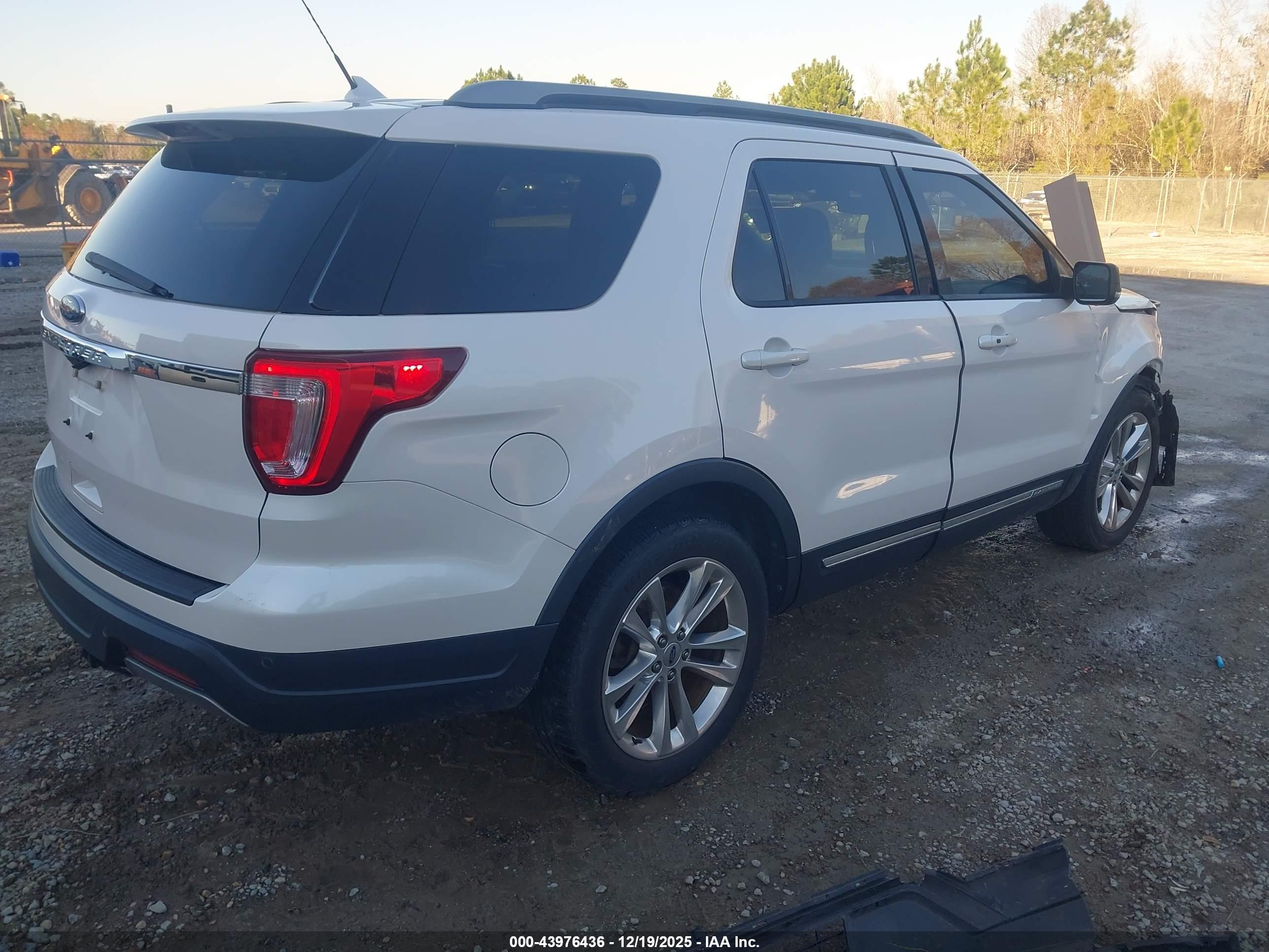 FORD EXPLORER image 4