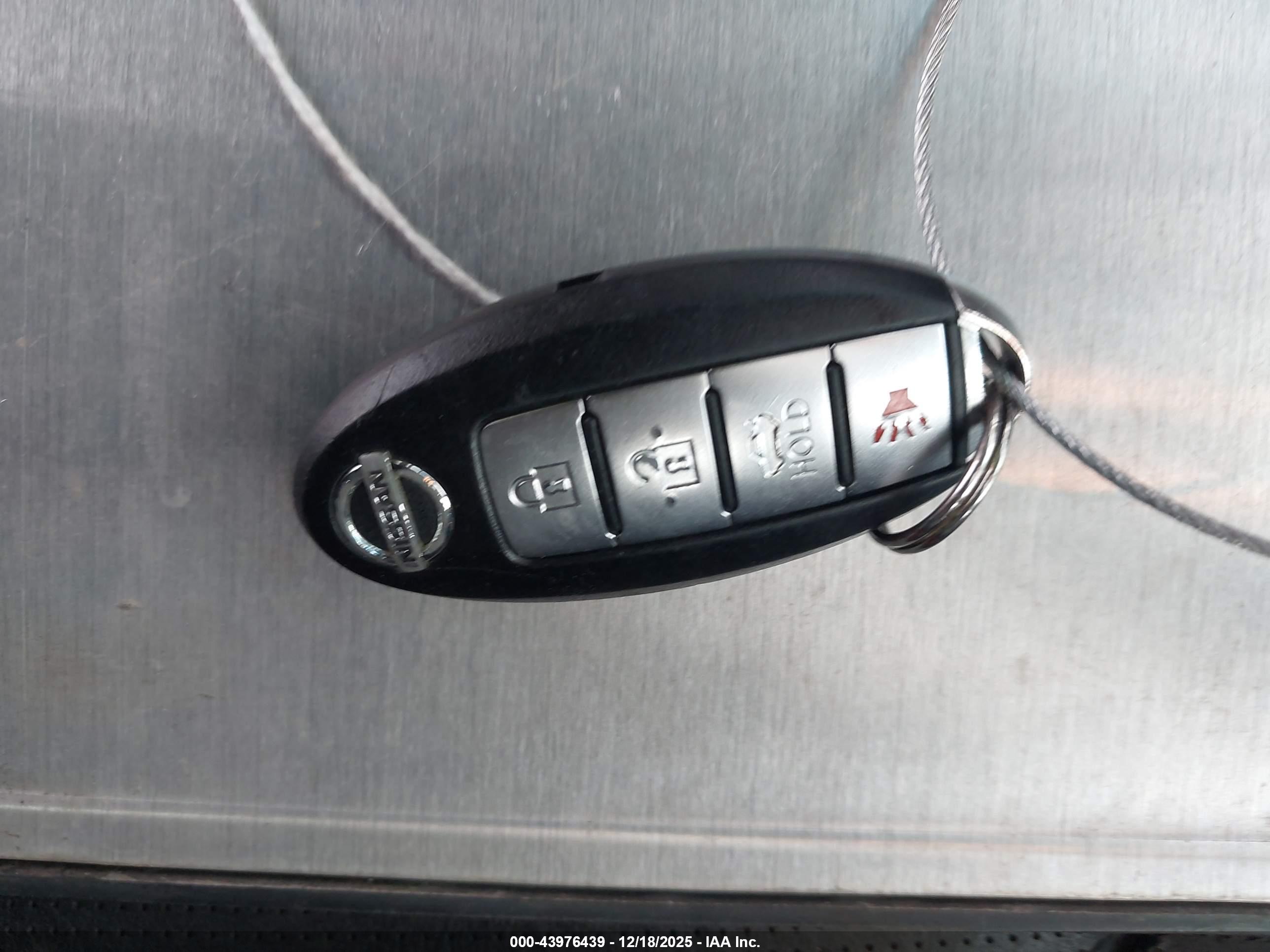 NISSAN MAXIMA image 11