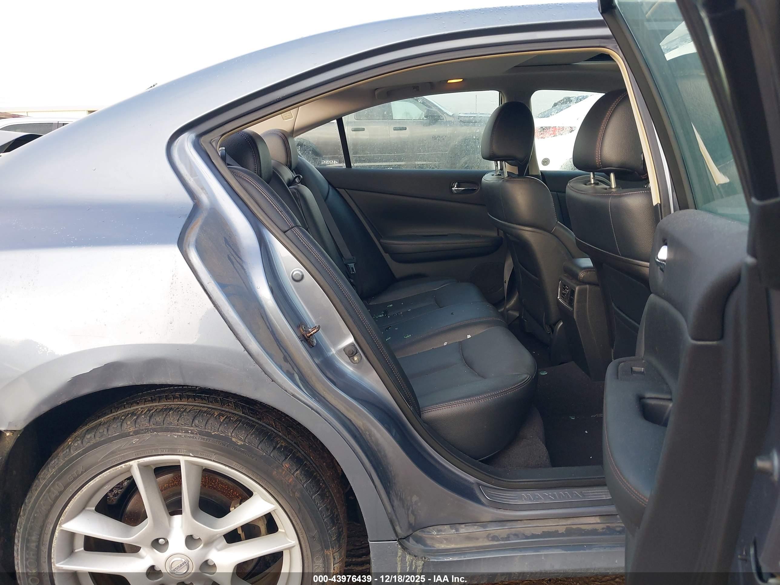 NISSAN MAXIMA image 8