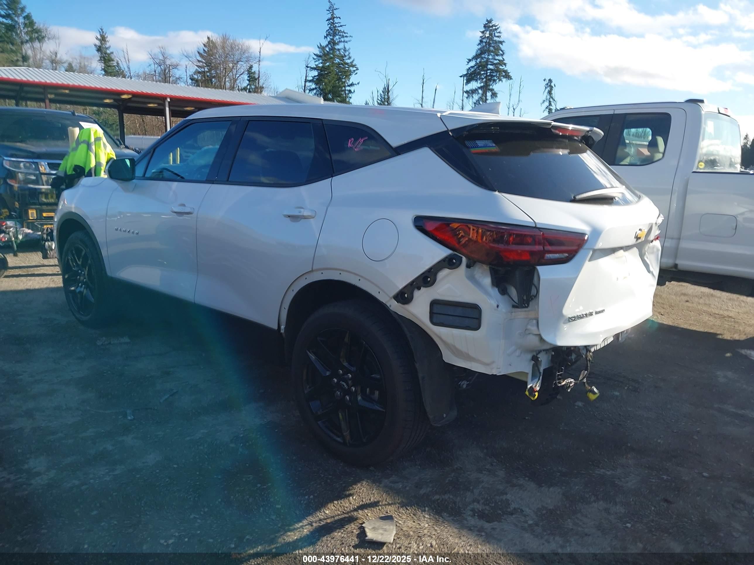 CHEVROLET BLAZER image 3
