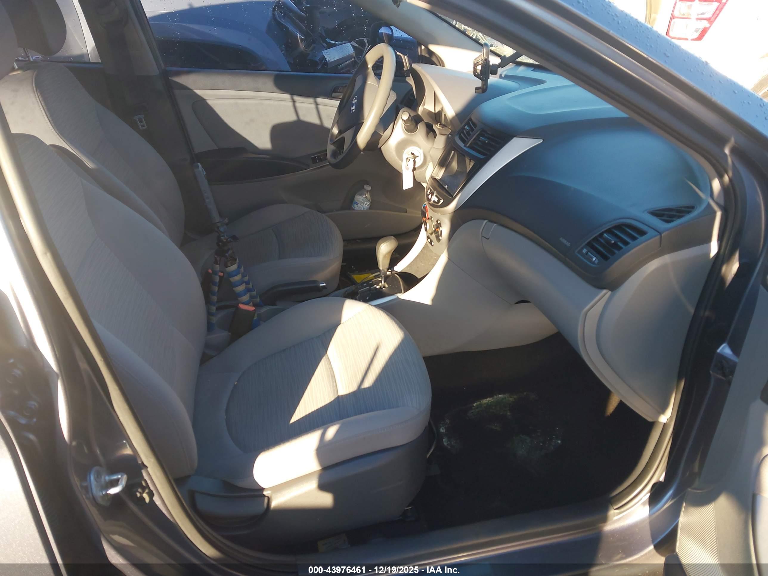 HYUNDAI ACCENT image 5
